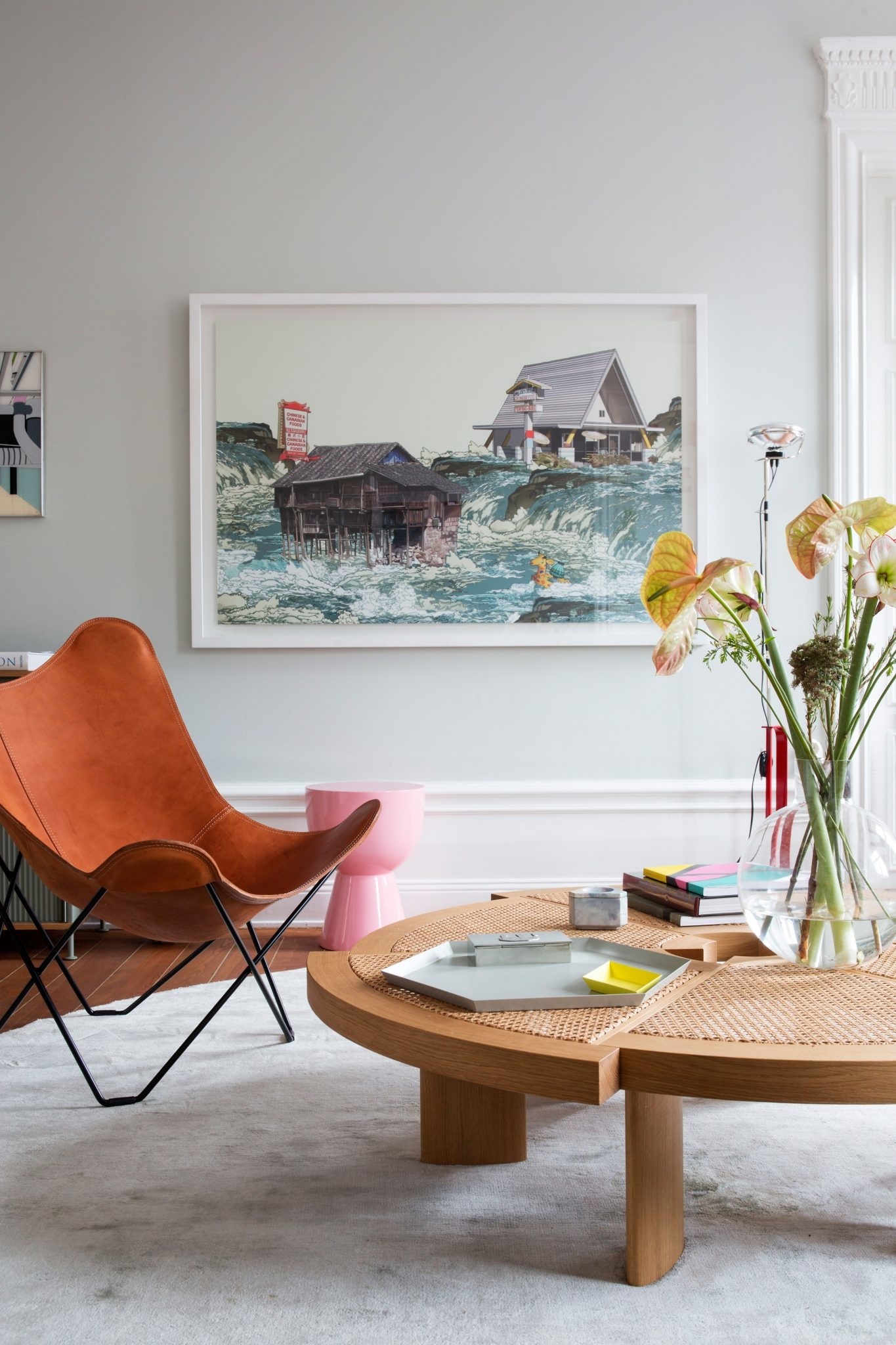 Có thể nói, chiếc bàn độc đáo này là điểm nhấn tạo nên sức hút cho phòng khách trong căn hộ tại Stockholm. Nó là sự kết hợp giữa phần khung bằng gỗ và mặt bàn mây tre đan, kết hợp lại thành hình những cánh hoa có thể tách rời tuyệt đẹp.