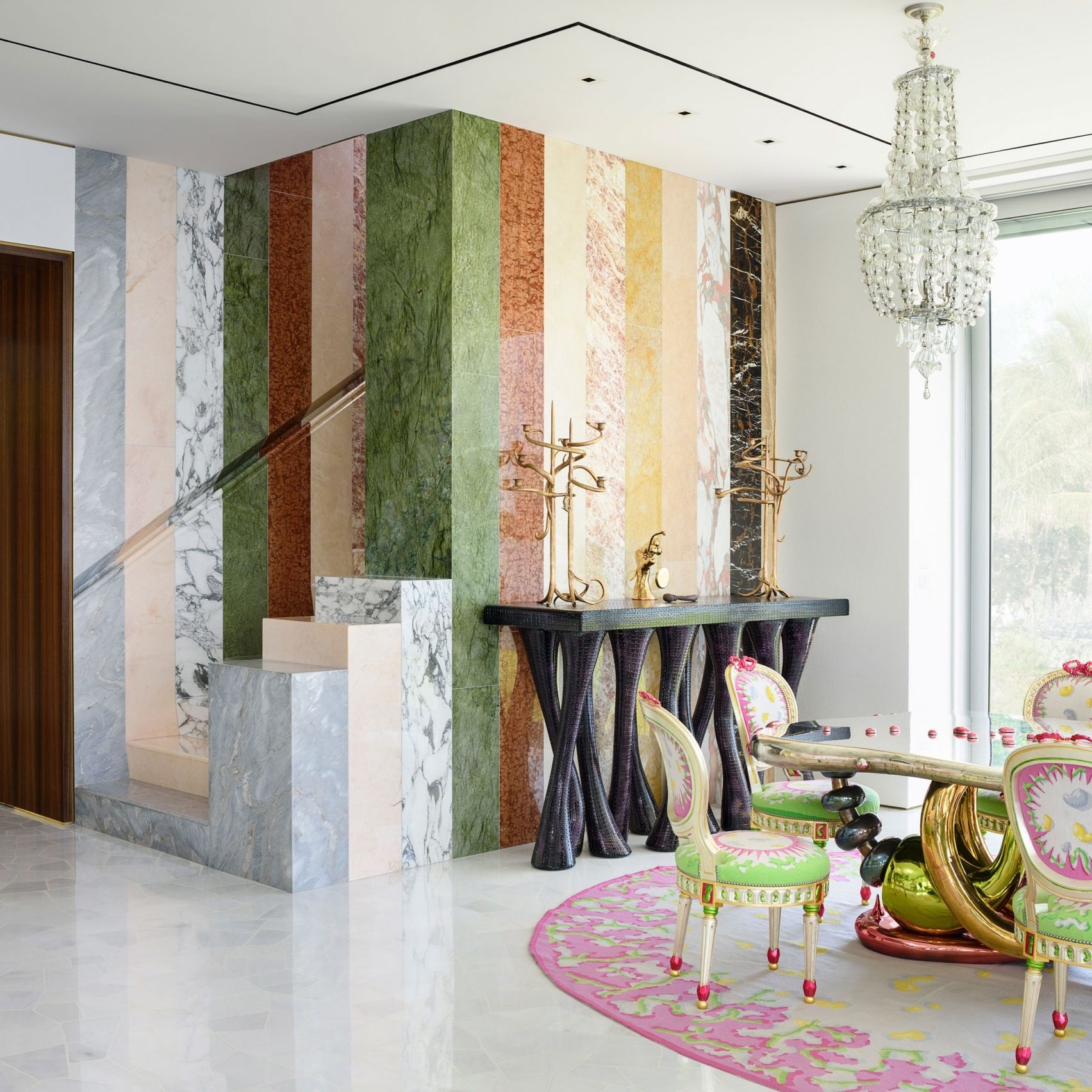Không chỉ là những gam màu trung tính, đá cẩm thạch quý giá còn có nhiều màu sắc khác, khi kết hợp cùng nhau tạo nên một khối tường tuyệt đẹp, lại rất phù hợp với phong cách trang trí đa sắc màu của nội thất xung quanh.