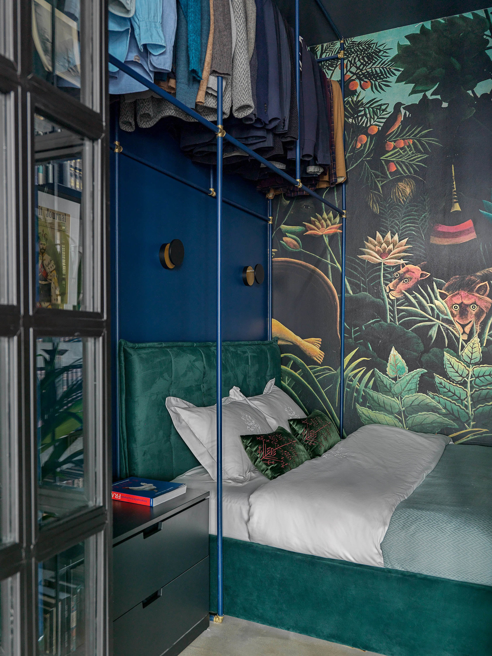 Tuy nhiên, bạn có thể thay thế tủ bằng móc treo, ví dụ như phòng ngủ minh họa này để tạo sự thông thoáng cho không gian.
