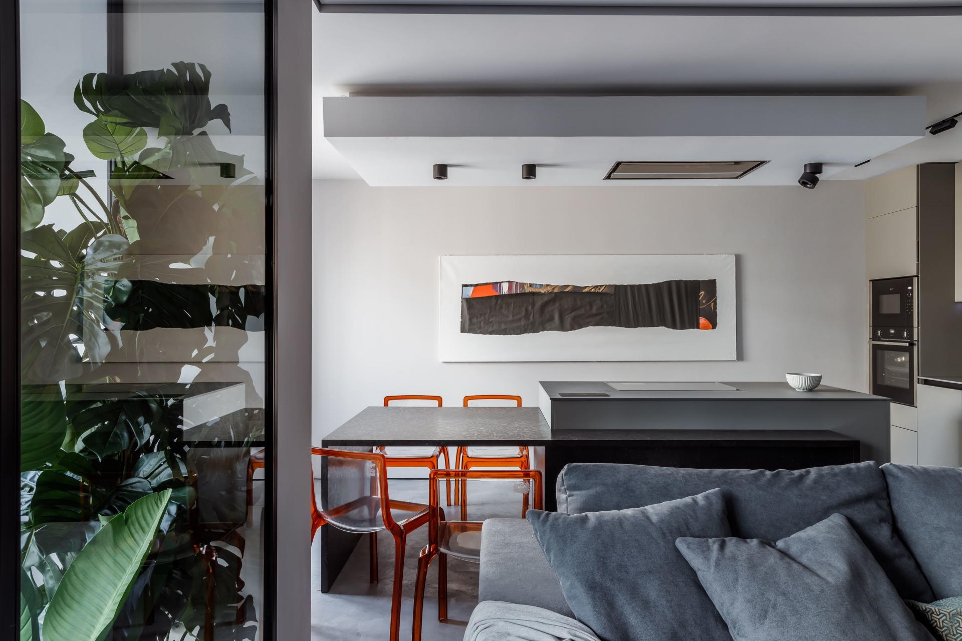 Căn hộ diện tích 89m² được NTK Anastasia Chernyavskaya lựa chọn giải pháp thiết kế mở để tạo cảm giác thông thoáng. Tone màu chủ đạo là trắng - xám thanh lịch. Từ góc chụp này, chúng ta sẽ thấy được phòng khách, phòng ăn và phòng bếp. 
