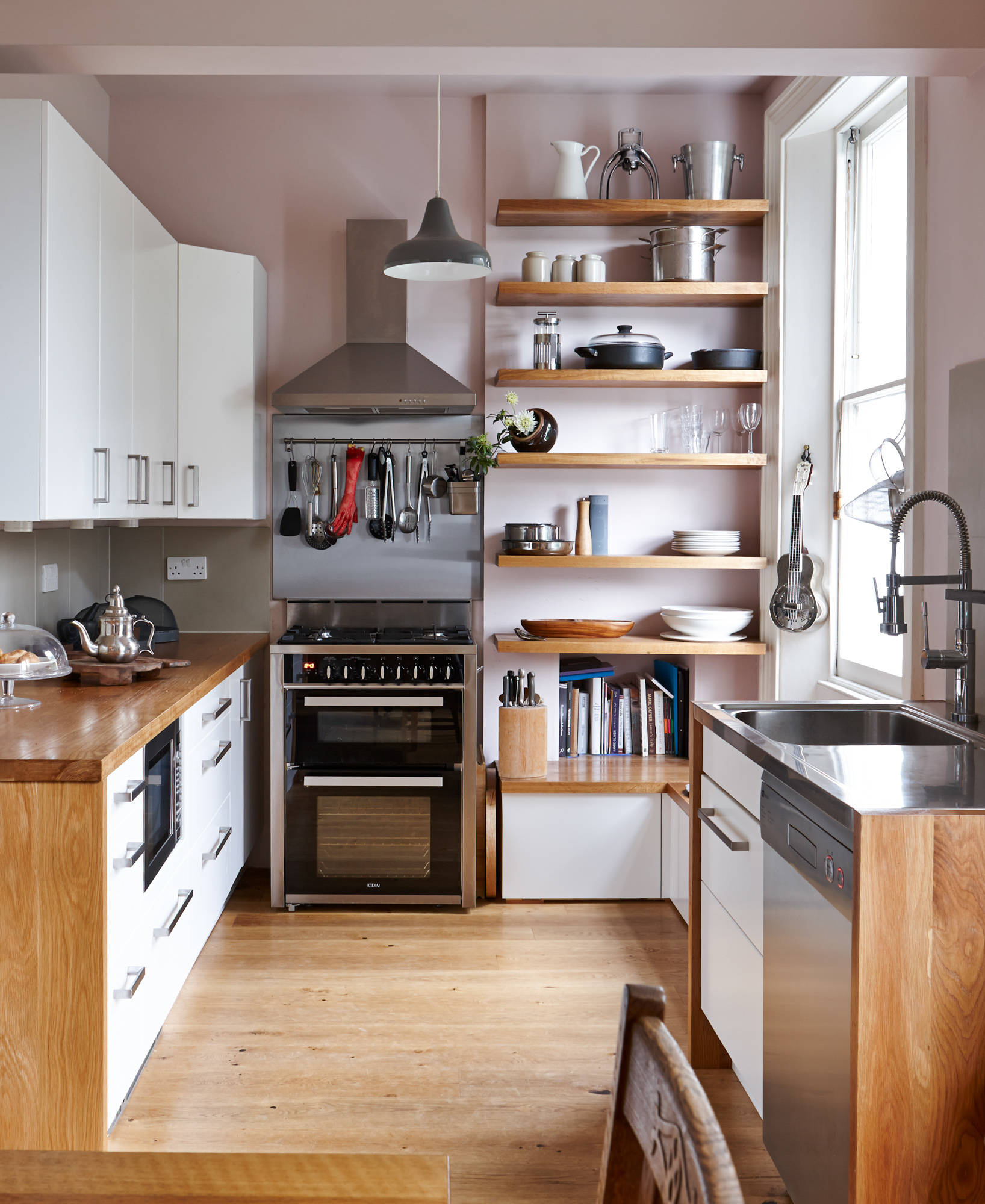 Dù không gian phòng bếp rộng rãi hay chật hẹp thì ý tưởng sử dụng gam màu trắng kết hợp nội thất gỗ vẫn vô cùng hoàn hảo. Ở đây, những chiếc kệ mở giúp bếp gọn gàng hơn, lại đẹp mắt như một chiếc tủ trưng bày vậy.
