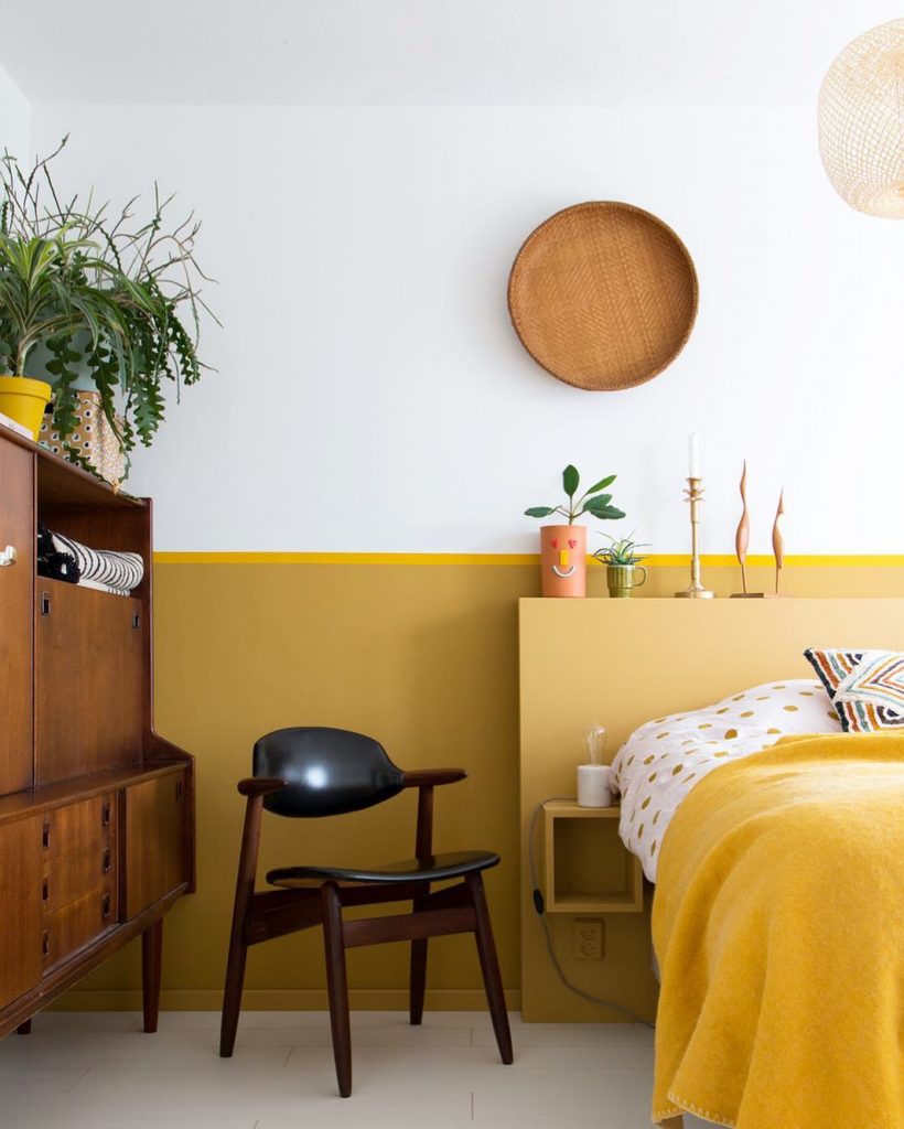 Hãy chọn giải pháp sơn một nửa bức tường, có thể kết hợp màu vàng và trắng. Sắc vàng cũng nên có tone trầm để tạo sự ấm cúng.
