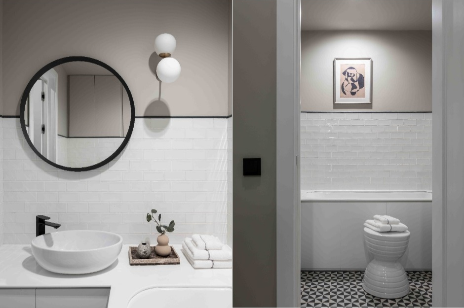Khu vực phòng tắm và nhà vệ sinh sử dụng gạch ốp tường màu trắng sáng bóng, kết hợp sơn tường màu xám để tạo sự khác biệt. Vì không có cửa sổ nên hệ thống đèn chiếu sáng kết hợp gương treo tường phát huy tác dụng làm căn phòng sáng ấm hơn.