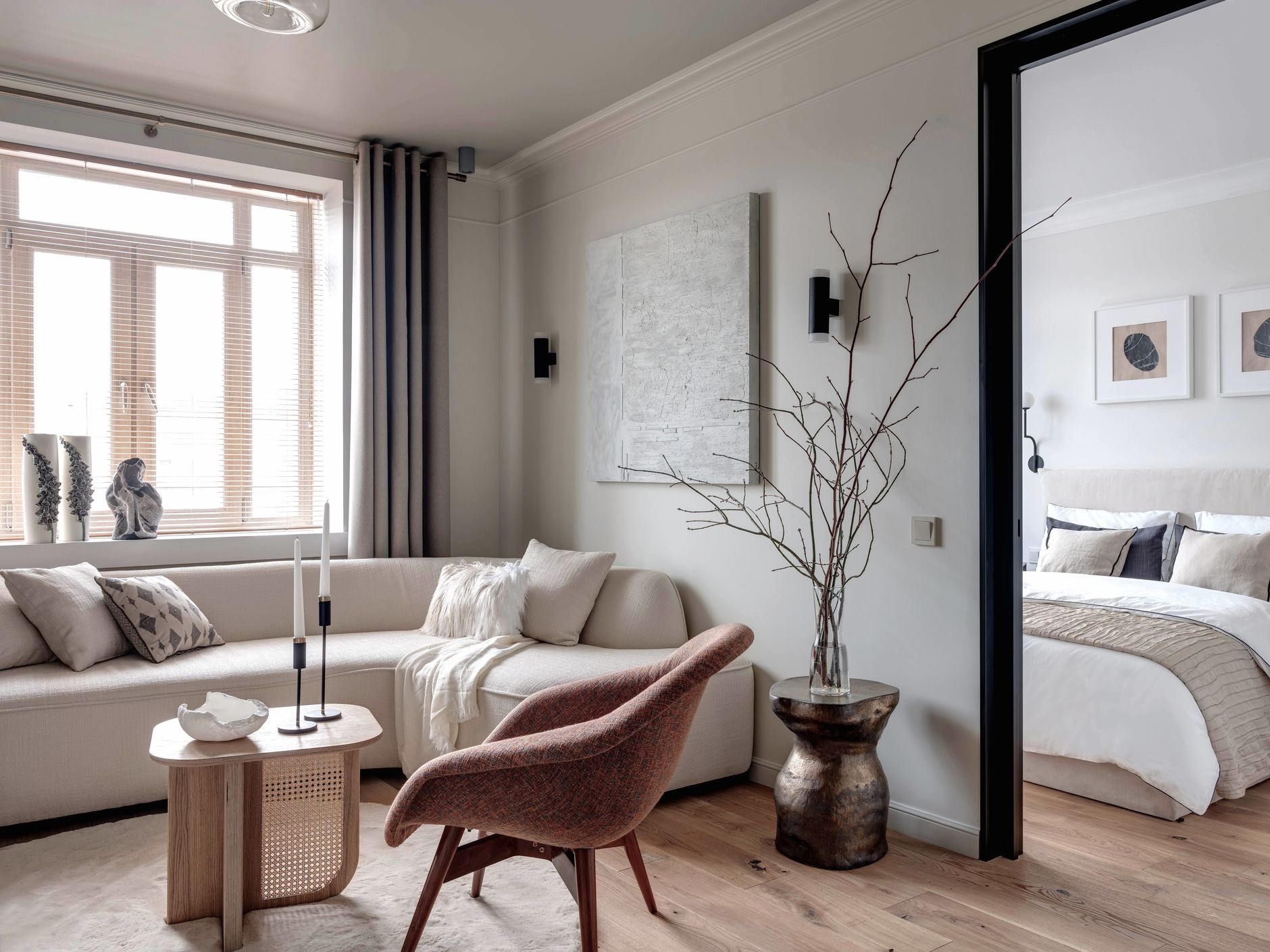 Tất cả các khu vực như phòng khách - phòng bếp - phòng ngủ đều được được bố trí tách biệt để tạo sự riêng tư nhưng vẫn có sự liên kết nhất định. Từ phòng khách, bạn có thể nhìn thấy phòng ngủ với phong cách xứ Bắc Âu với sàn gỗ và tường sơn trắng.