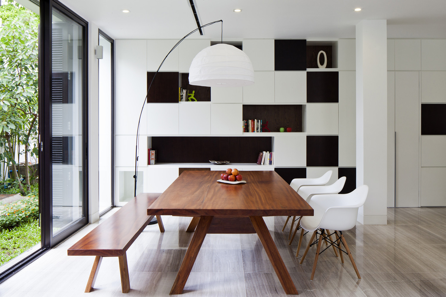 Hệ thống kệ âm tường tại khu vực phòng ăn với những ô màu xen kẽ trắng - đen cho cảm giác vừa sang trọng vừa hiện đại.