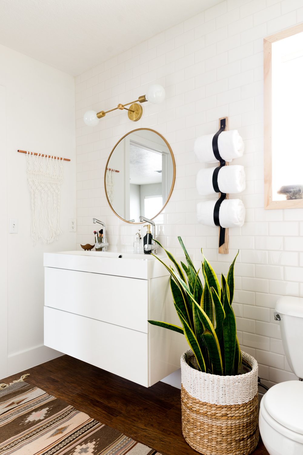 Một chậu cây lưỡi hổ trong nhà vệ sinh là giải pháp tuyệt vời để không gian ở đây được thanh sạch hơn.