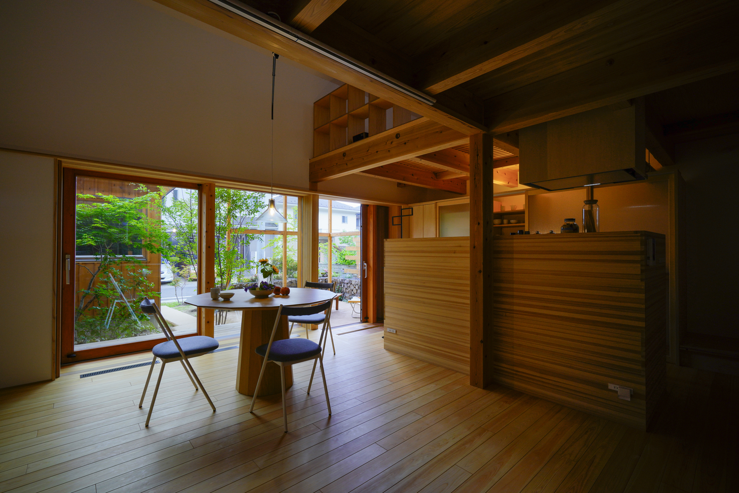 Có thể nói, phong cách thiết kế của người Nhật hướng đến sự tối giản, tạo không gian rộng rãi tối đa để ngôi nhà có không gian 'thở'. Nội thất đường nét gọn gàng, có loại dễ dàng xếp lại để lưu trữ. Gỗ là vật liệu xây dựng được ưa chuộng hơn cả.