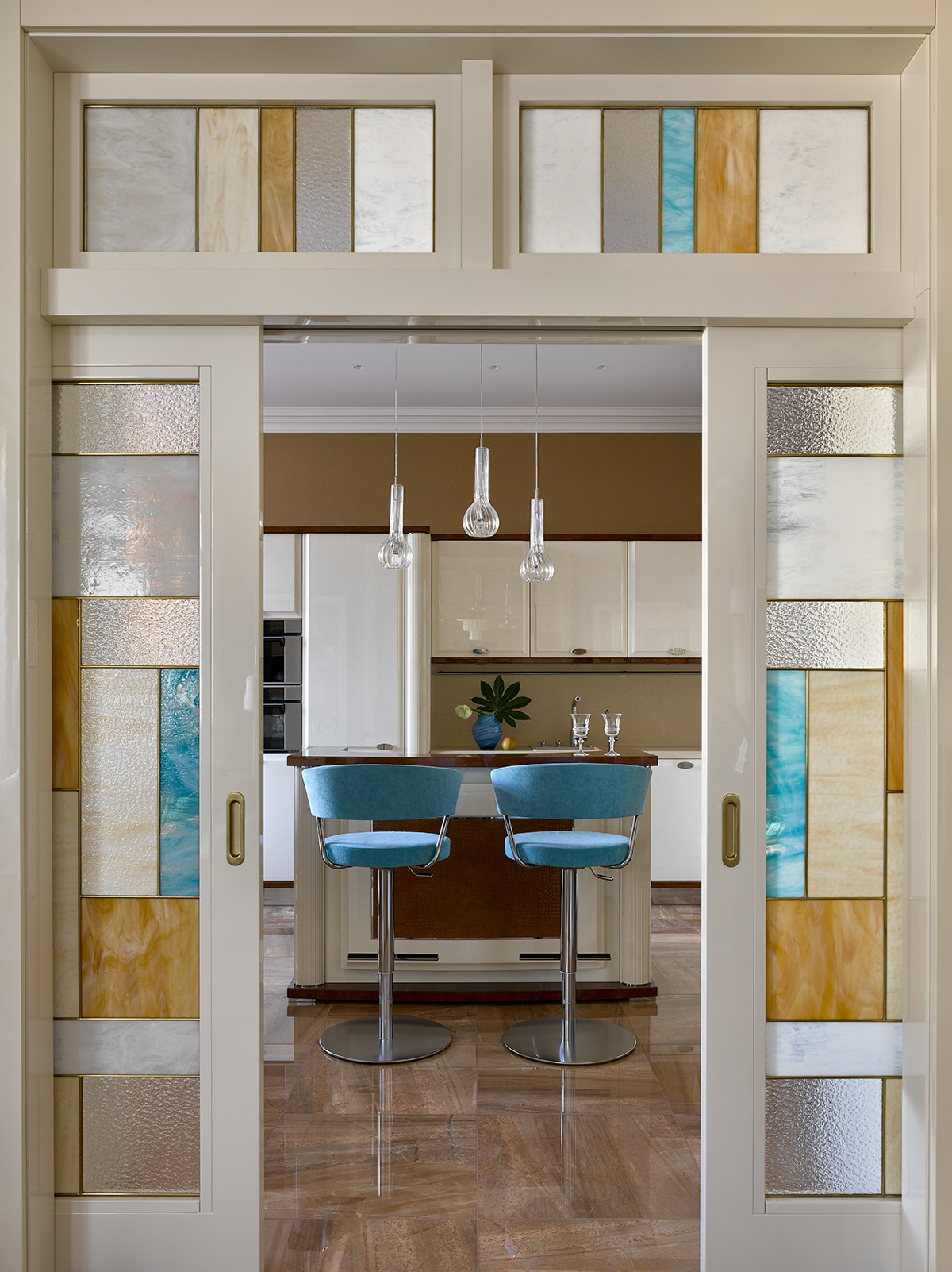 NTK nội thất đã lựa chọn cửa trượt để phân vùng không gian tiếp khách và không gian nấu nướng - ăn uống. Cửa ốp kính mờ xen kẽ những gam màu sang trọng, tạo sự liên kết với hai khu vực chức năng bằng màu sắc.