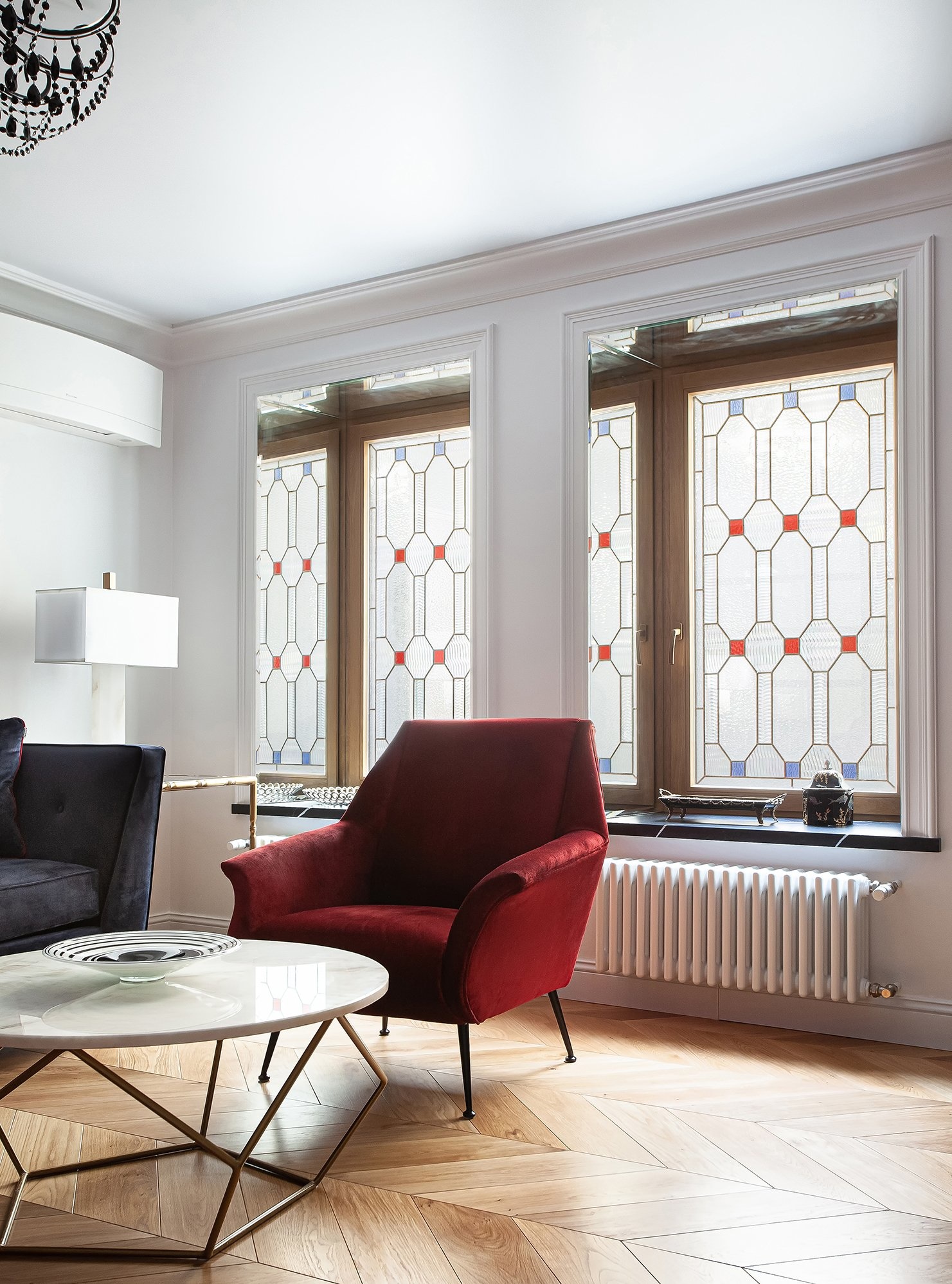Cửa sổ kính màu khúc xạ ánh sáng tự nhiên một cách đẹp mắt, cho phòng khách này vẻ đẹp tươi sáng không thua kém gì một ô cửa trong suốt. Thiết kế đa dạng, phù hợp với nhiều phong cách nội thất từ truyền thống đến hiện đại.