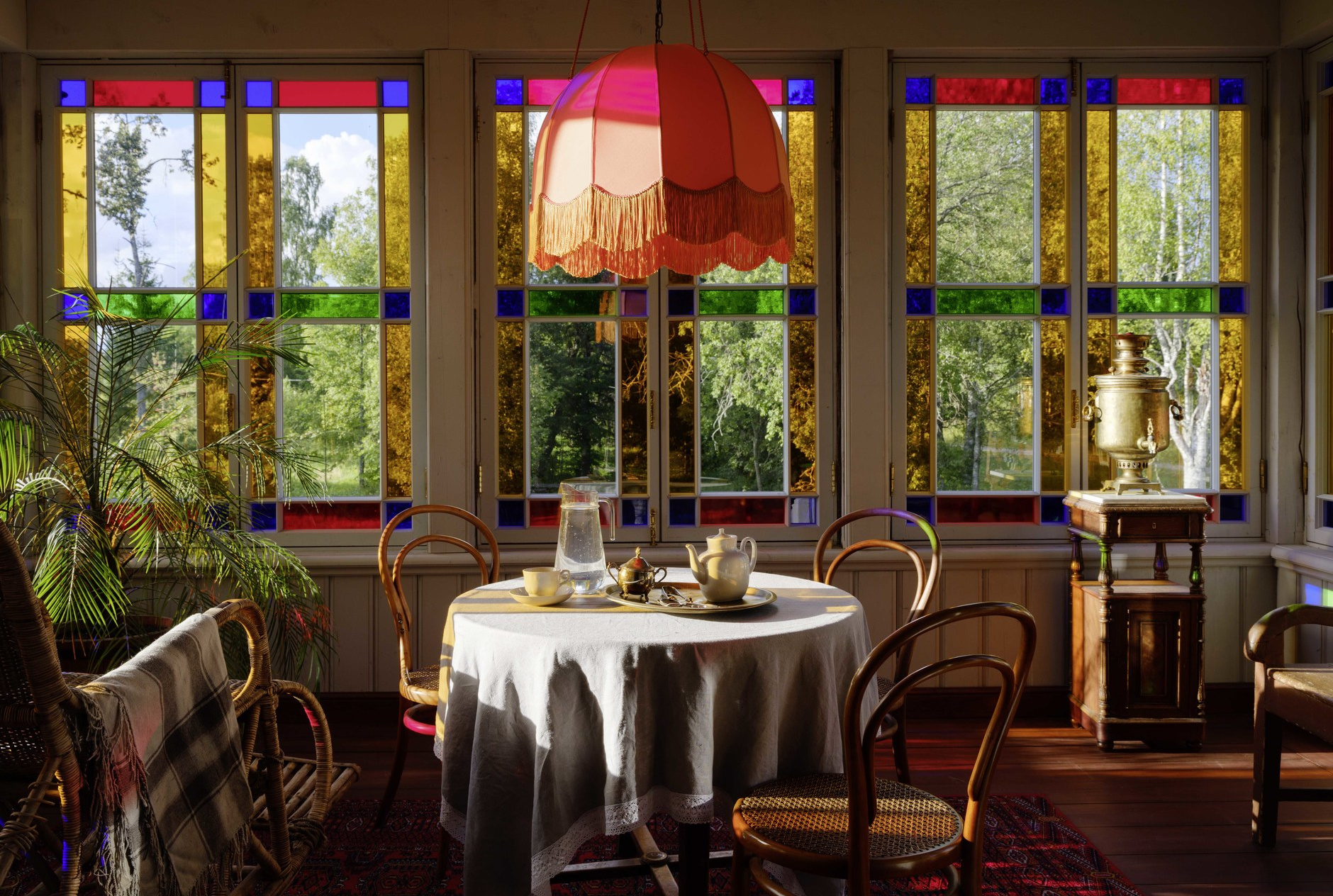 Khu vực phòng ăn lãng mạn với những ô cửa sổ lớn được biến tấu bằng kính màu viền xung quanh. Chủ nhân vẫn có thể ngắm nhìn được khung cảnh khu vườn xanh tươi bên ngoài vừa có thêm điểm nhấn màu sắc.