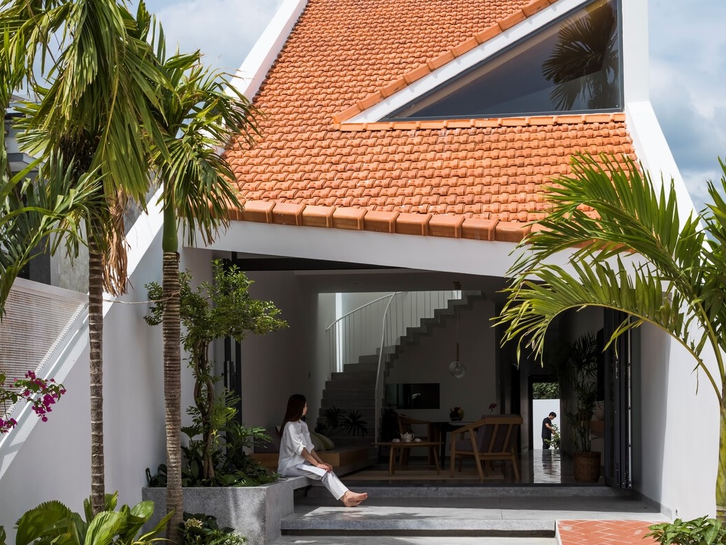 Ngôi nhà "ngoài truyền thống, trong hiện đại", mái là điểm nhấn ở Khánh Hoà