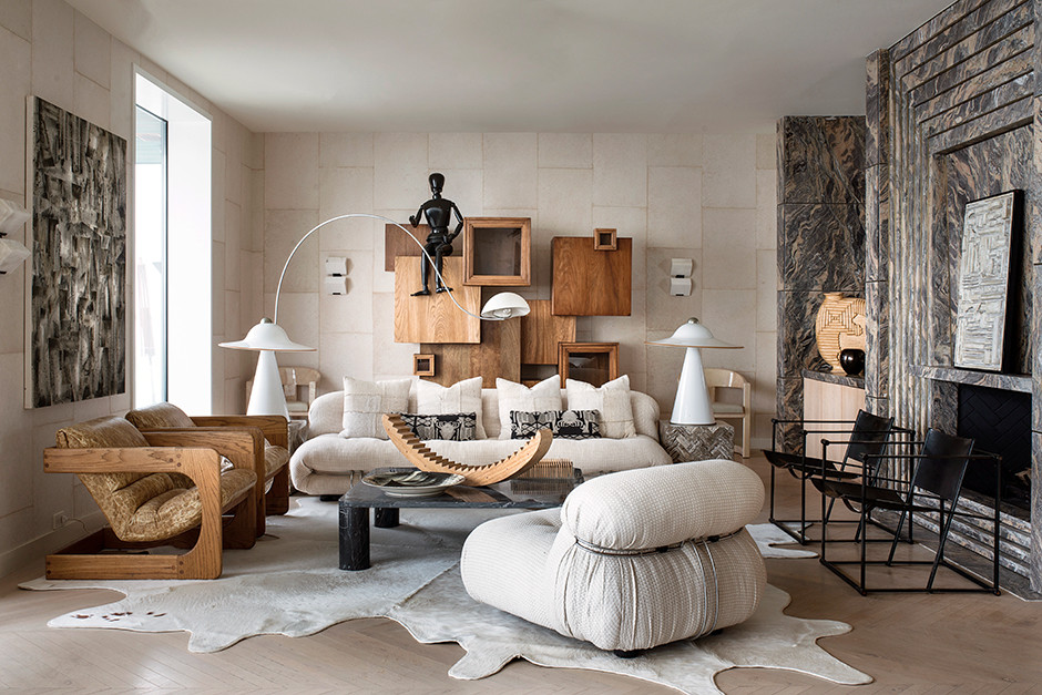 Nội thất trong phòng khách này tạo được sự tương phản nhẹ nhàng về màu sắc, từ sofa trắng, đèn sàn kiểu dáng độc đáo cho đến bàn nước mặt đá đen và phụ kiện trang trí bằng gỗ màu nâu. Chúng giống như những tác phẩm nghệ thuật được tạo ra từ những đường cong, vết gấp xuất sắc vô cùng. 