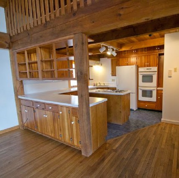 Mặc dù nội thất bằng gỗ đắt giá cho phòng bếp nhưng không gian này lại thiếu sự mềm mại cũng như tính thẩm mỹ.