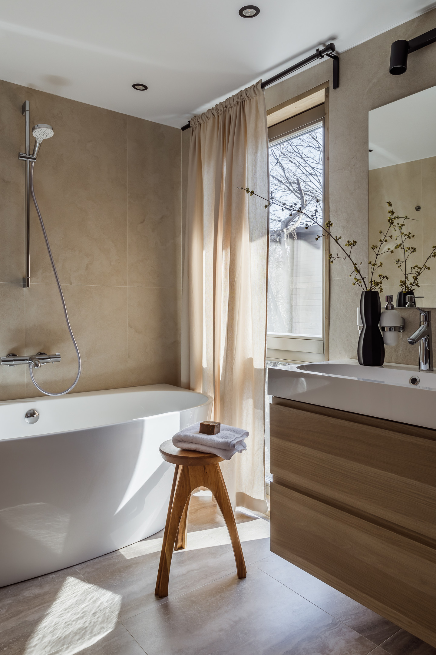 Nội thất, phụ kiện bằng gỗ được xử lý chống thấm, chống mốc, hoàn toàn phù hợp với điều kiện ẩm ướt của phòng tắm. 