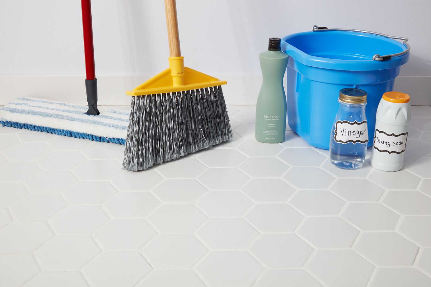 Những gì bạn cần chuẩn bị để vệ sinh sàn nhà lát gạch sứ tráng men.