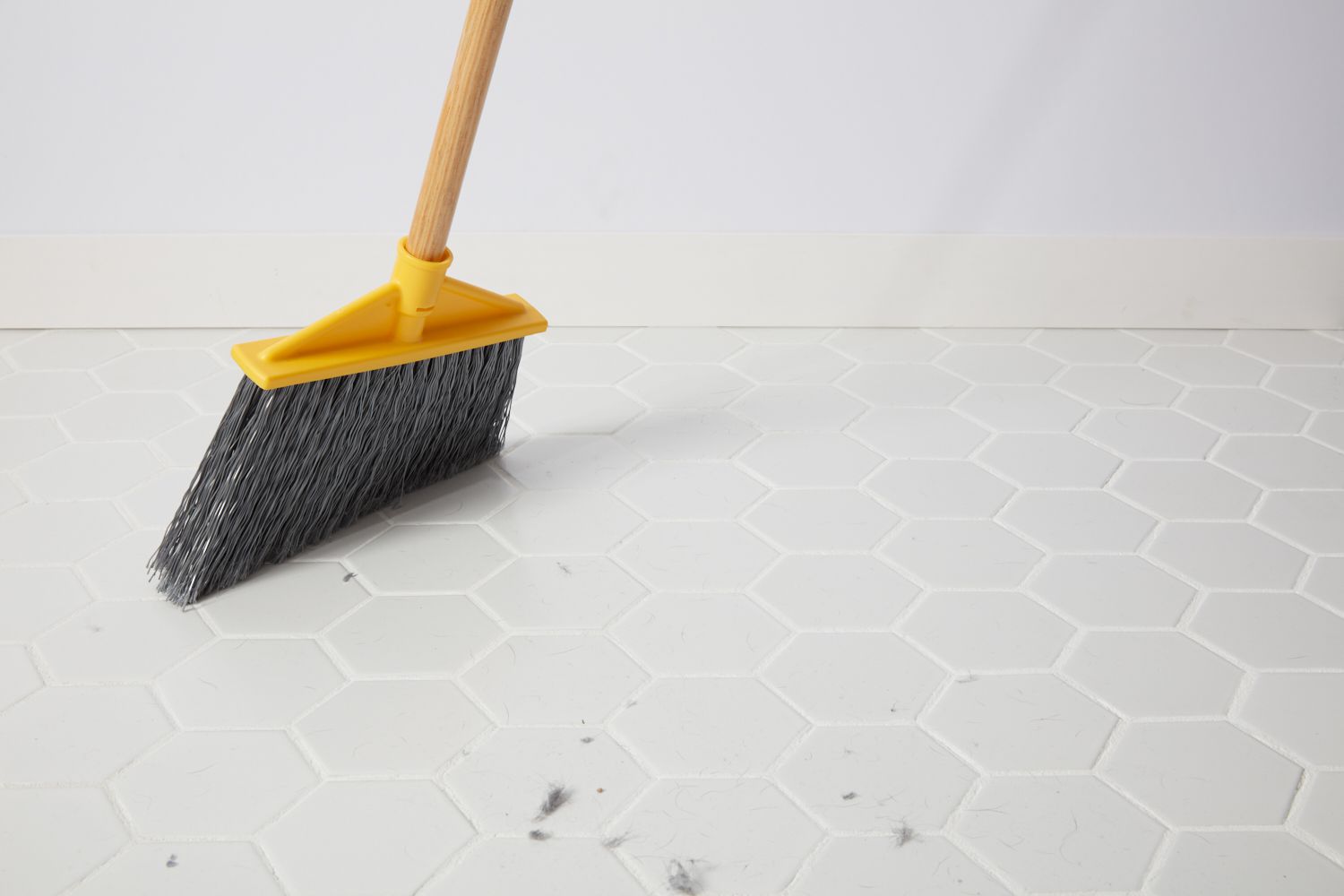 Sử dụng chổi hoặc máy hút bụi để làm sạch các loại bụi bẩn trên sàn.