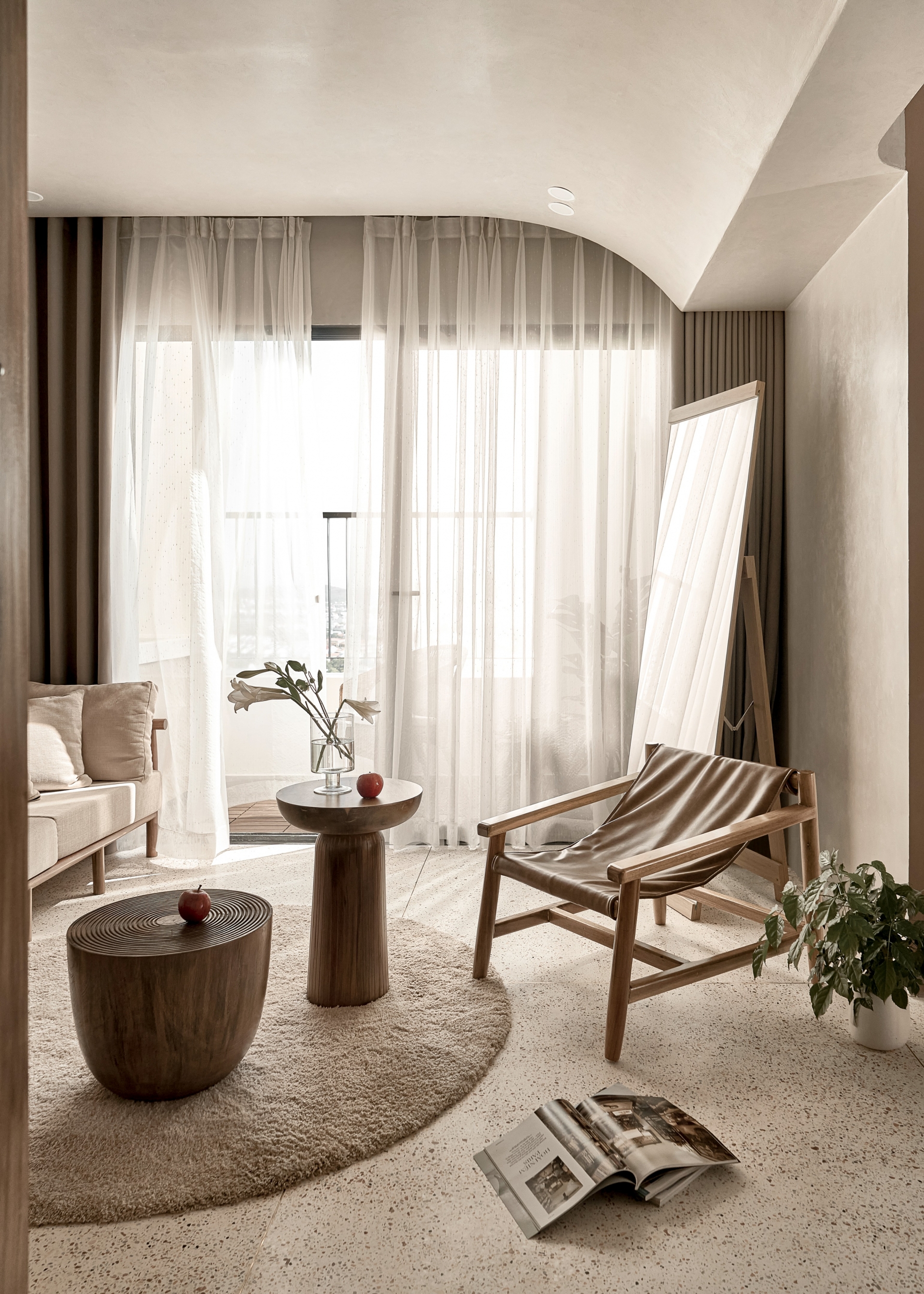 Căn hộ với gam màu nâu nhạt và màu be ấm áp, những đường cong mềm mại trong thiết kế nội thất kết hợp vật liệu chính là đá Terrazzo lát sàn cũng như ốp nội thất.