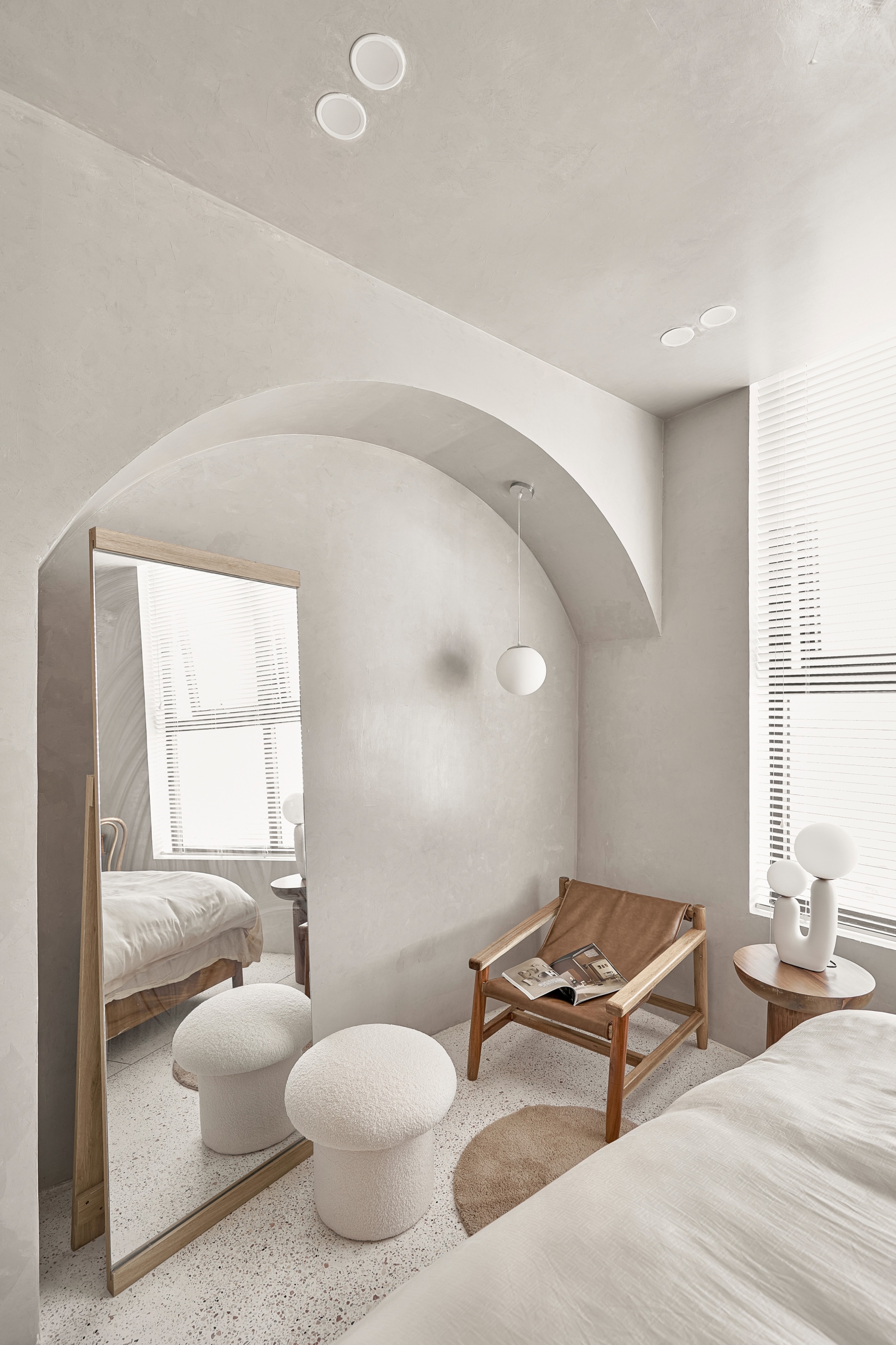 Không gian phòng ngủ riêng tư với tone màu tươi sáng, hốc tường làm nơi bố trí ghế nhỏ để đọc sách thư giãn và tấm gương để sàn cỡ lớn giúp 'cơi nới' không gian.