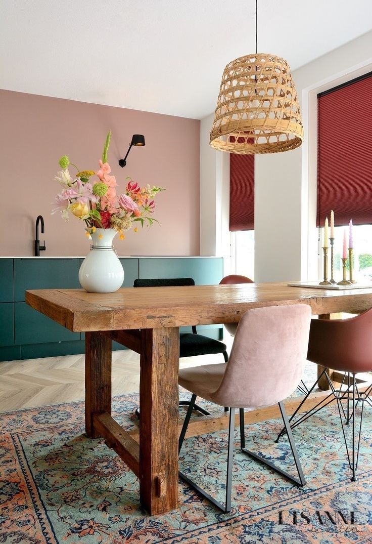 Phòng bếp kết hợp khu vực ăn uống bố trí nội thất mộc mạc như bàn gỗ, đèn thả trần kiểu dáng lồng tre đan,... nhưng lại lựa chọn tone màu trẻ trung như hồng pastel, xanh cổ vịt, đỏ tía,... cho không gian vẻ đẹp vừa cổ điển vừa hiện đại.