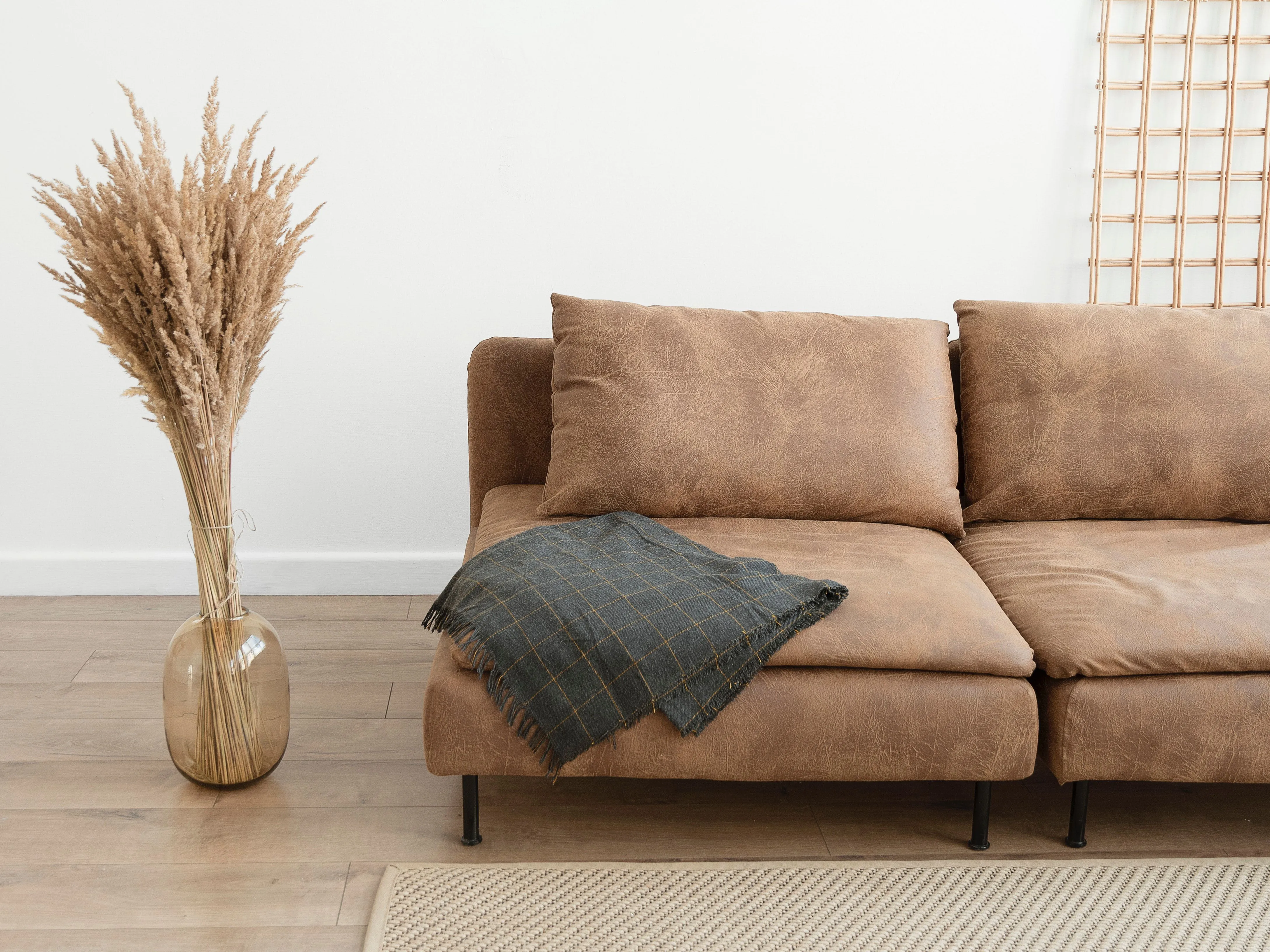 Mẹo vệ sinh sofa da lộn nhân tạo sạch bong với 4 bước cực đơn giản