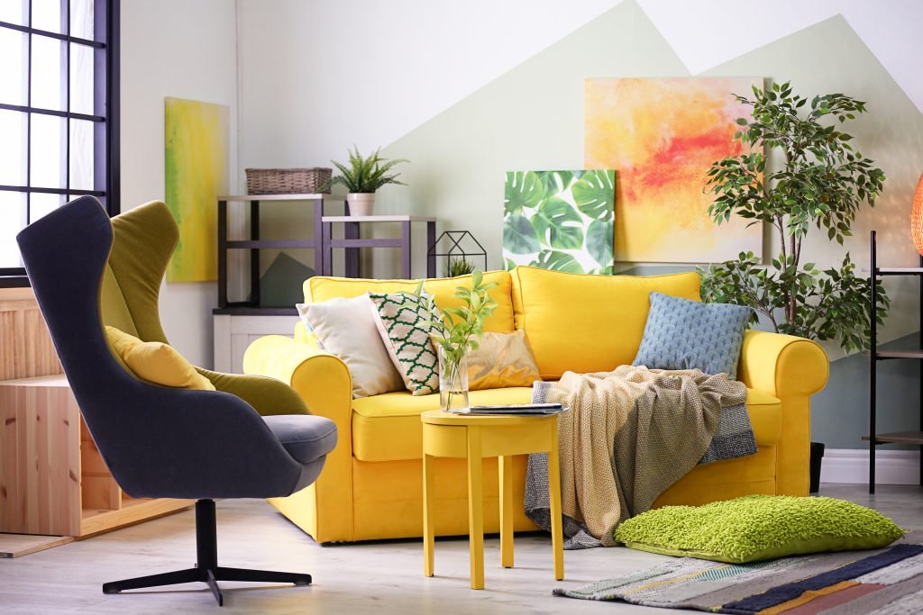 Phòng khách lôi cuốn ngay từ cái nhìn đầu tiên bởi rất nhiều màu sắc cùng kết hợp, đặc biệt là chiếc ghế sofa và bàn nước màu vàng tươi tắn, xứng đáng trở thành 'nhân vật chính' trong căn phòng.