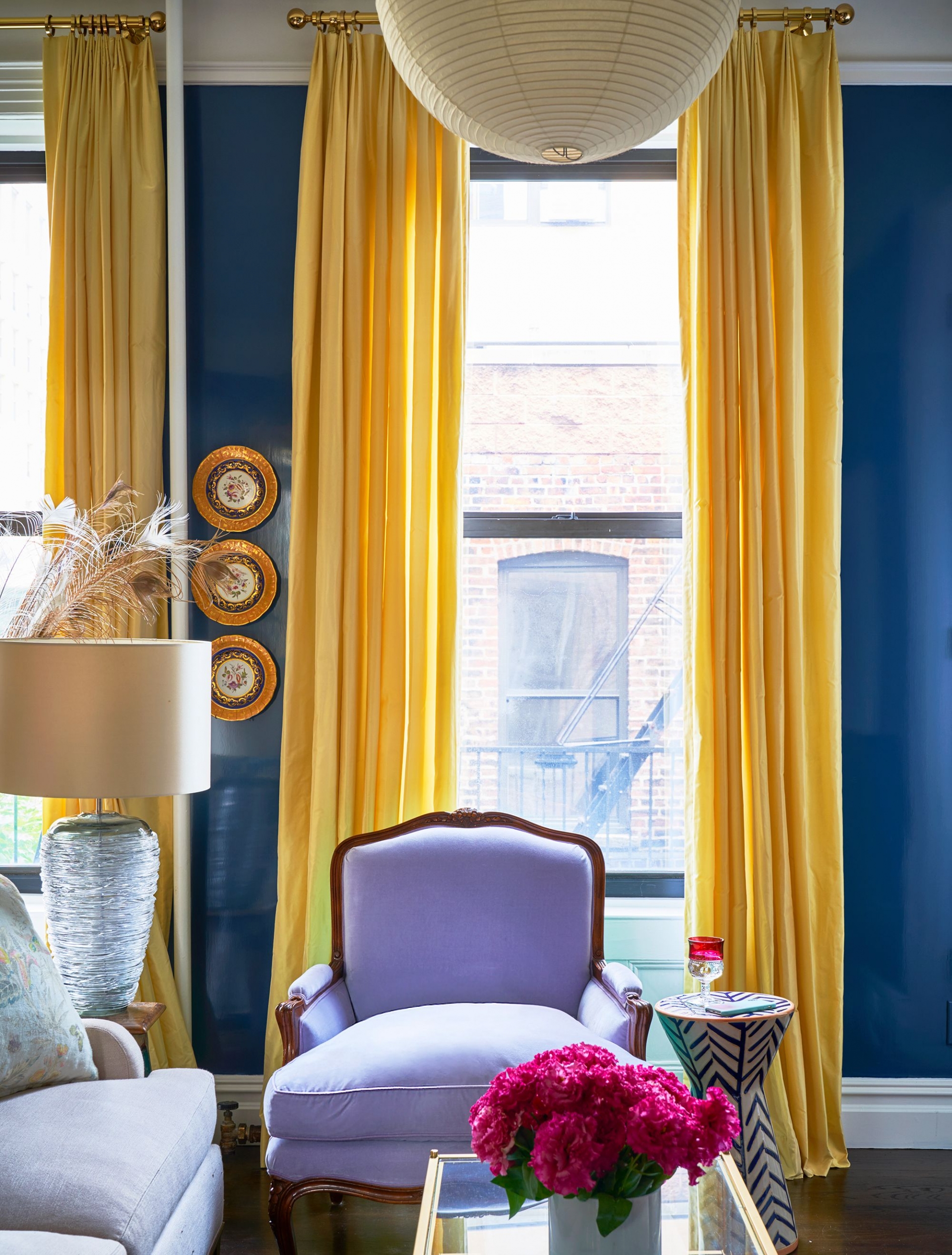 Thay vì sử dụng màu vàng để sơn tường hay làm vải bọc sofa, ghế bành, bạn có thể chọn giải pháp thiết lập rèm che như phòng khách này. Chiếc rèm có chiều cao kịch trần, độ dài chấm sàn nhà tạo cảm giác căn phòng “cao lên” và tươi sáng hơn hẳn.