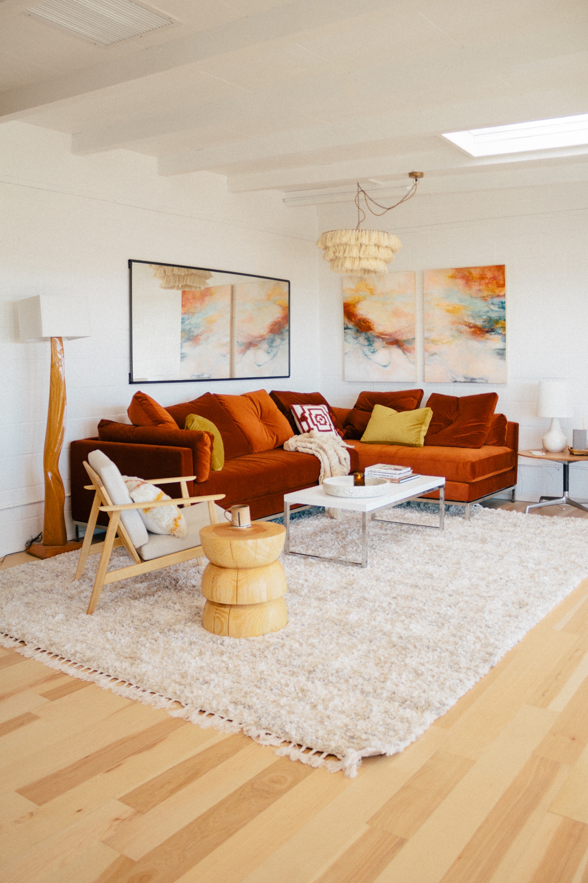 Mùa Thu - Đông là thời điểm lý tưởng để sử dụng những tone màu nóng, tạo sự ấm cúng cho phòng khách gần gũi hơn. Không gian này lựa chọn rất nhiều bảng màu vàng mù tạt, cam gạch, nâu đỏ,... để trang trí sofa, bố trí trên tấm thảm trải sàn êm ái.