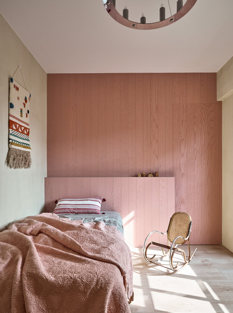 Phòng ngủ của bố mẹ và phòng ngủ của trẻ trên tầng 2 đều được thiết kế theo phong cách tối giản, tone màu xinh xắn như hồng phấn - trắng, tạo sự thư giãn cho không gian ngủ nghỉ.