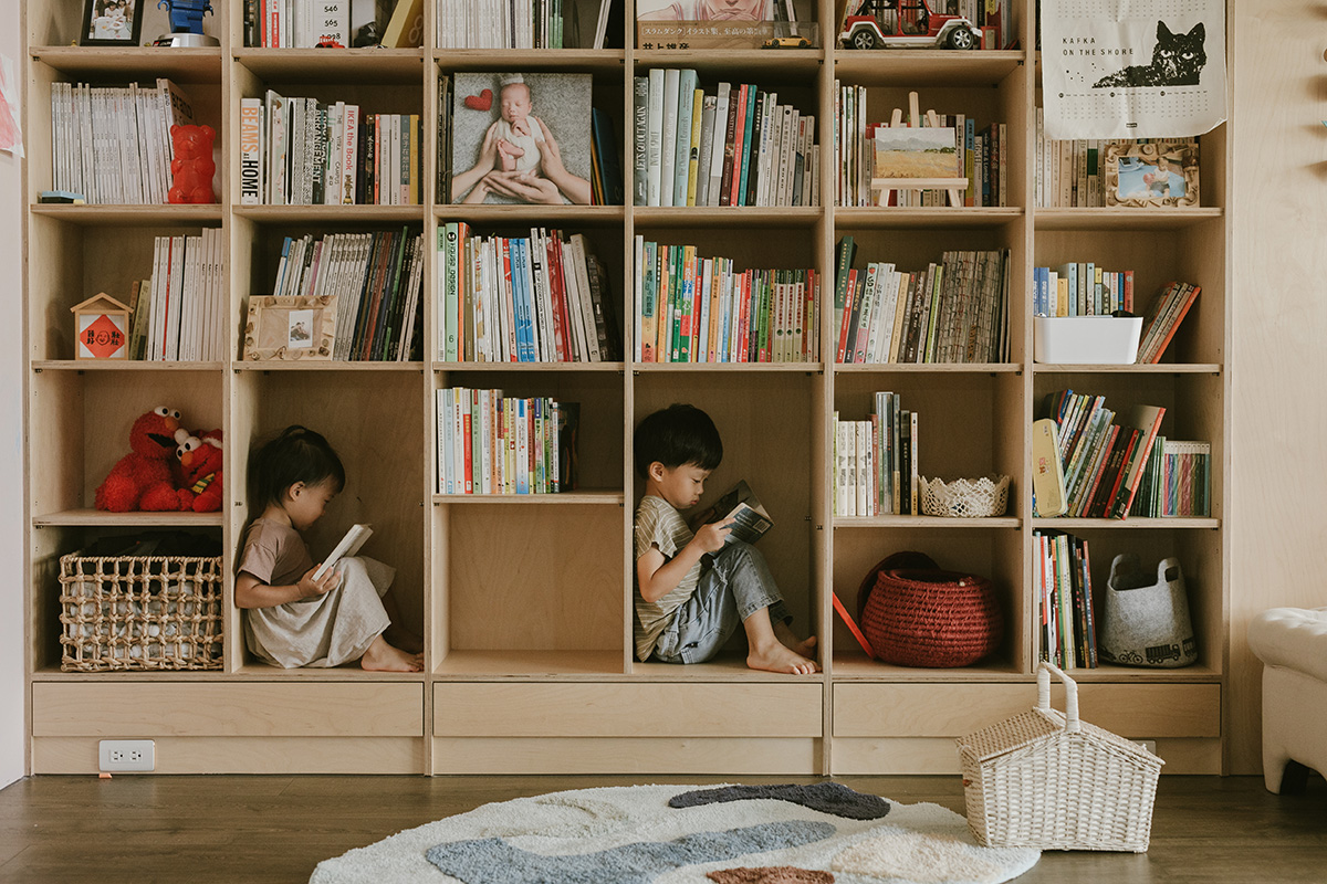 Nội thất thiết kế độc đáo để vừa làm thư viện tại gia cho trẻ, vừa là nơi trưng bày đồ chơi, hình ảnh trang trí và cả 'nơi ẩn náu' dễ thương của các bé nhỏ.