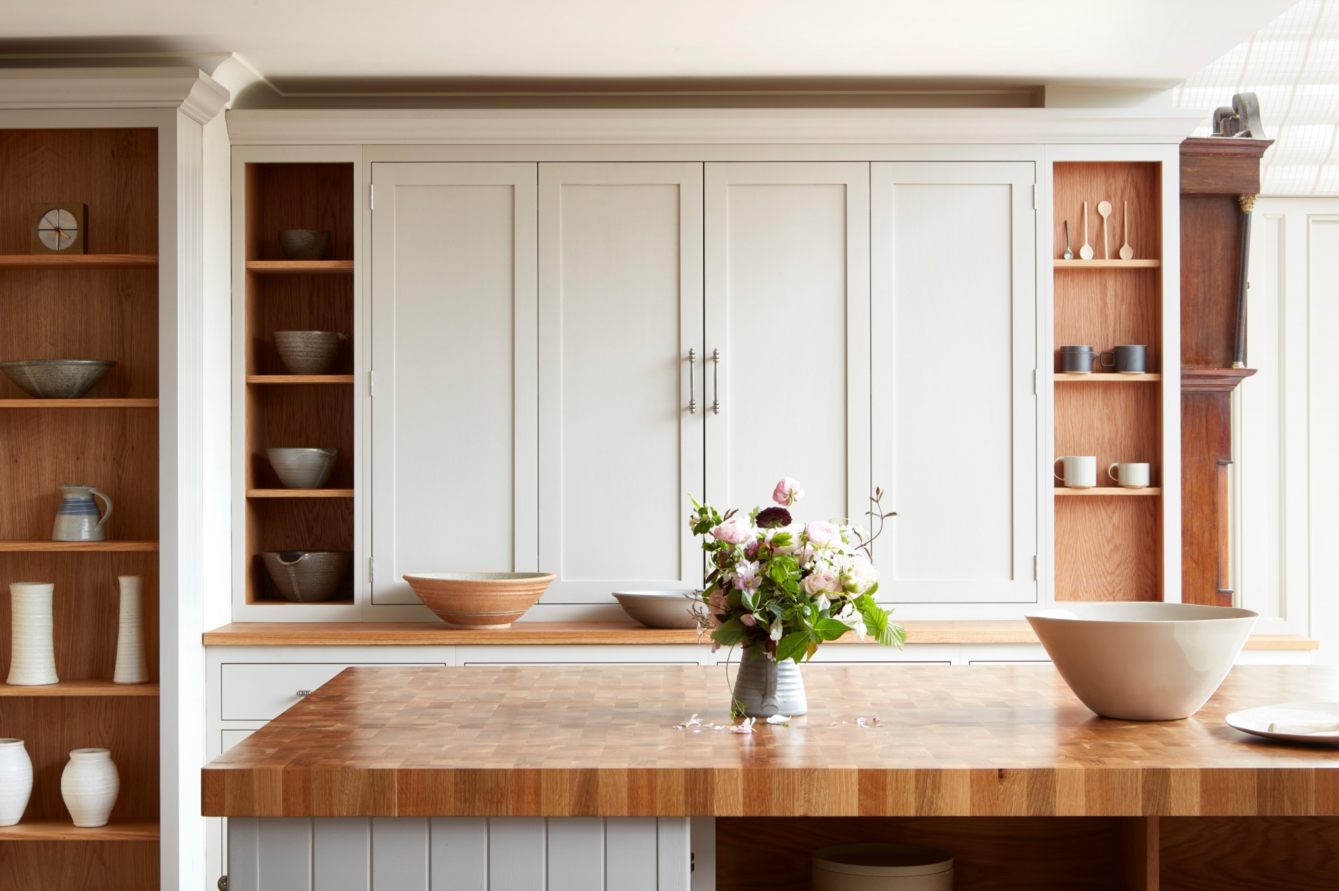 Đá cẩm thạch và granite đã trở thành lựa chọn quen thuộc cho mặt bàn bếp. Tuy nhiên, hãy nhìn phòng bếp này, gỗ thực sự là lựa chọn ấn tượng, đặc biệt khi đã qua xử lý thì bạn có thể yên tâm sử dụng ở môi trường ẩm ướt.