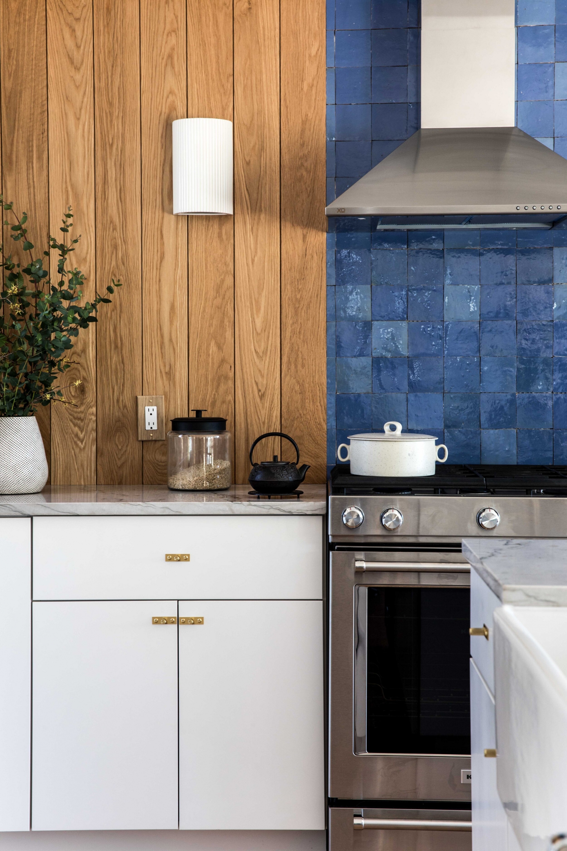 Bạn mong muốn sức hút mãnh liệt từ cái nhìn đầu tiên? Phòng bếp này có mang lại cho bạn cảm giác ấn tượng đó không? Sự kết hợp song song giữa tường ốp gỗ và ốp gạch màu xanh coban vừa ấm áp vừa sắc sảo, là sự bổ sung hoàn hảo cho nhau.