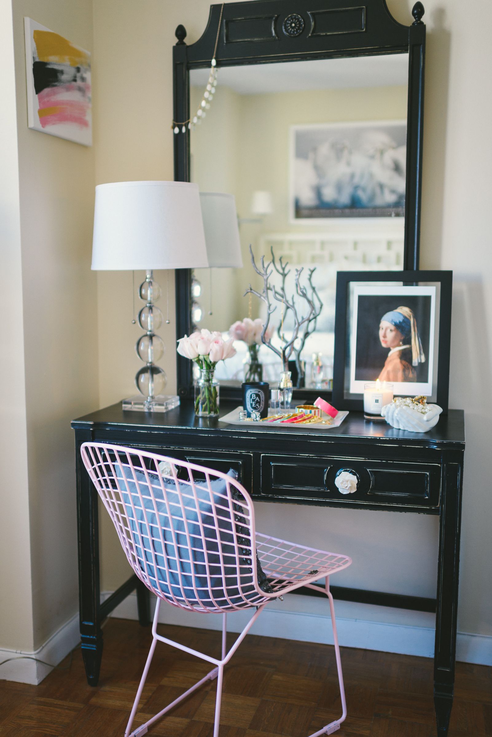 Chiếc bàn kết hợp khung gương màu đen cho cảm giác trầm ấm sang trọng, tương phản với chiếc ghế phun sơn màu hồng điệu đà.