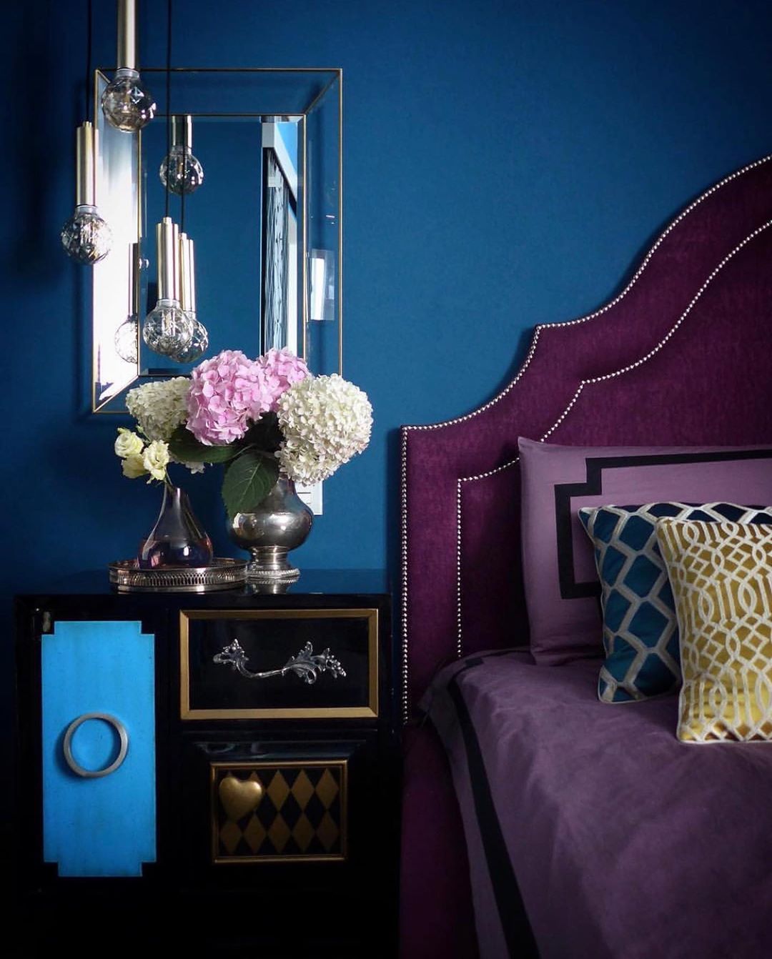 Bộ chăn ga gối màu tím nhạt kết hợp vải bọc đầu giường màu tím đậm, cả sắc hoa nhẹ nhàng cho căn phòng thêm quyến rũ.