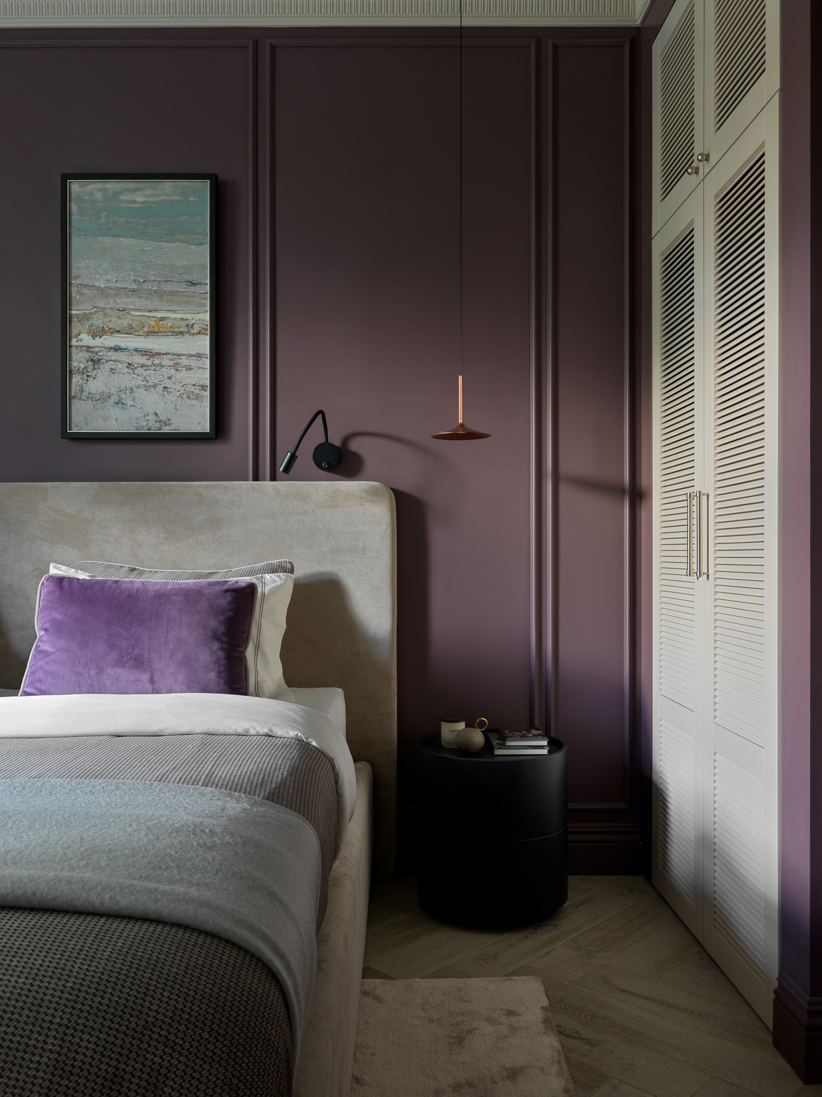 Tone màu tím trầm ấm là lựa chọn tuyệt vời cho phòng ngủ bởi nó mang lại cảm giác yên tĩnh và giảm căng thẳng hiệu quả.