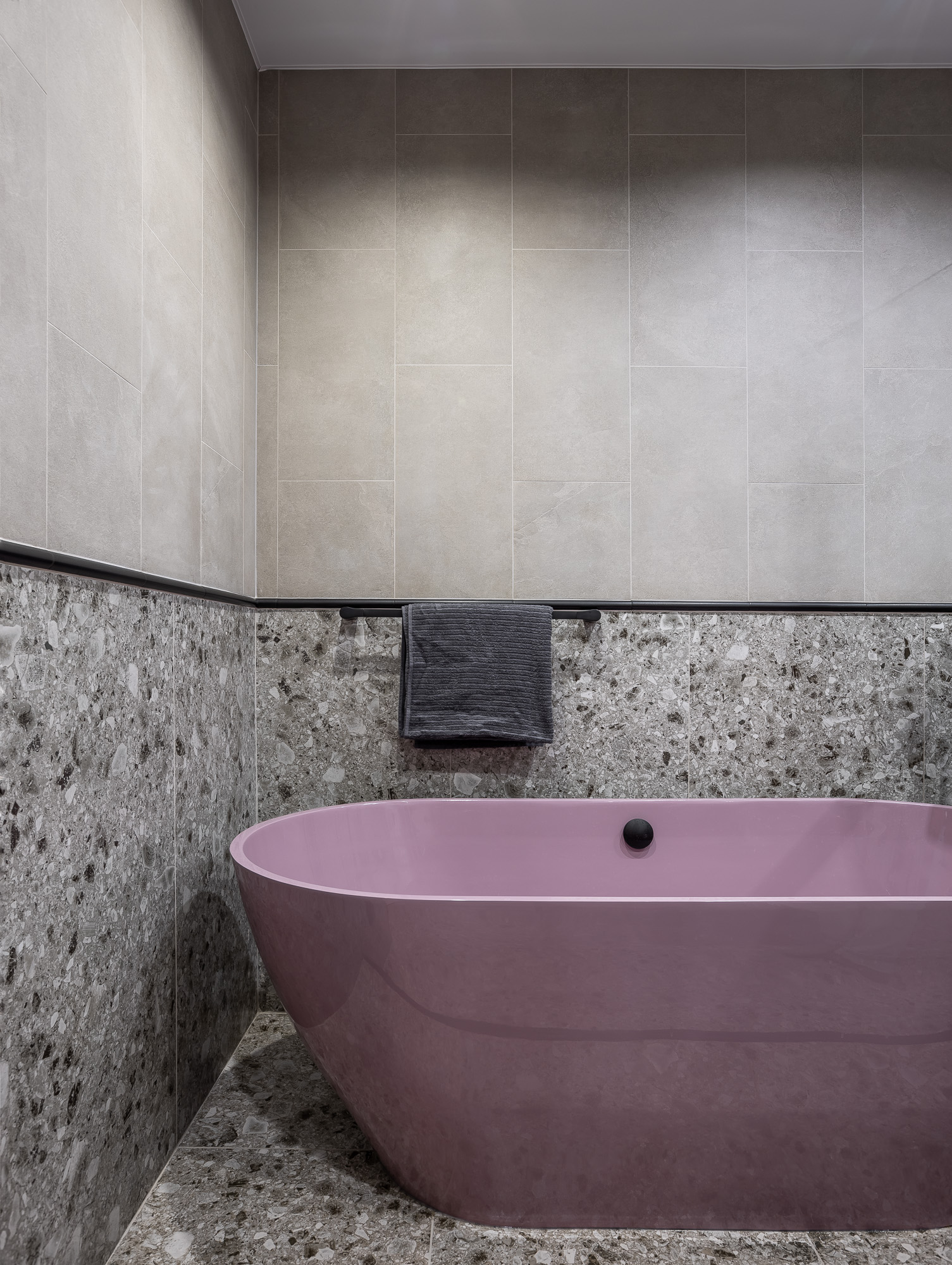 Khi kết hợp một chiếc bồn tắm nằm màu tím mộng mơ với gạch ốp lát tone màu xám thì nó càng tăng thêm phần sang chảnh.
