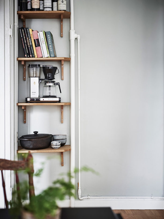 Những chiếc kệ gắn tường giúp bạn tối ưu hóa từng ngóc ngách trong bếp, tránh lãng phí không gian mà vẫn gọn đẹp.