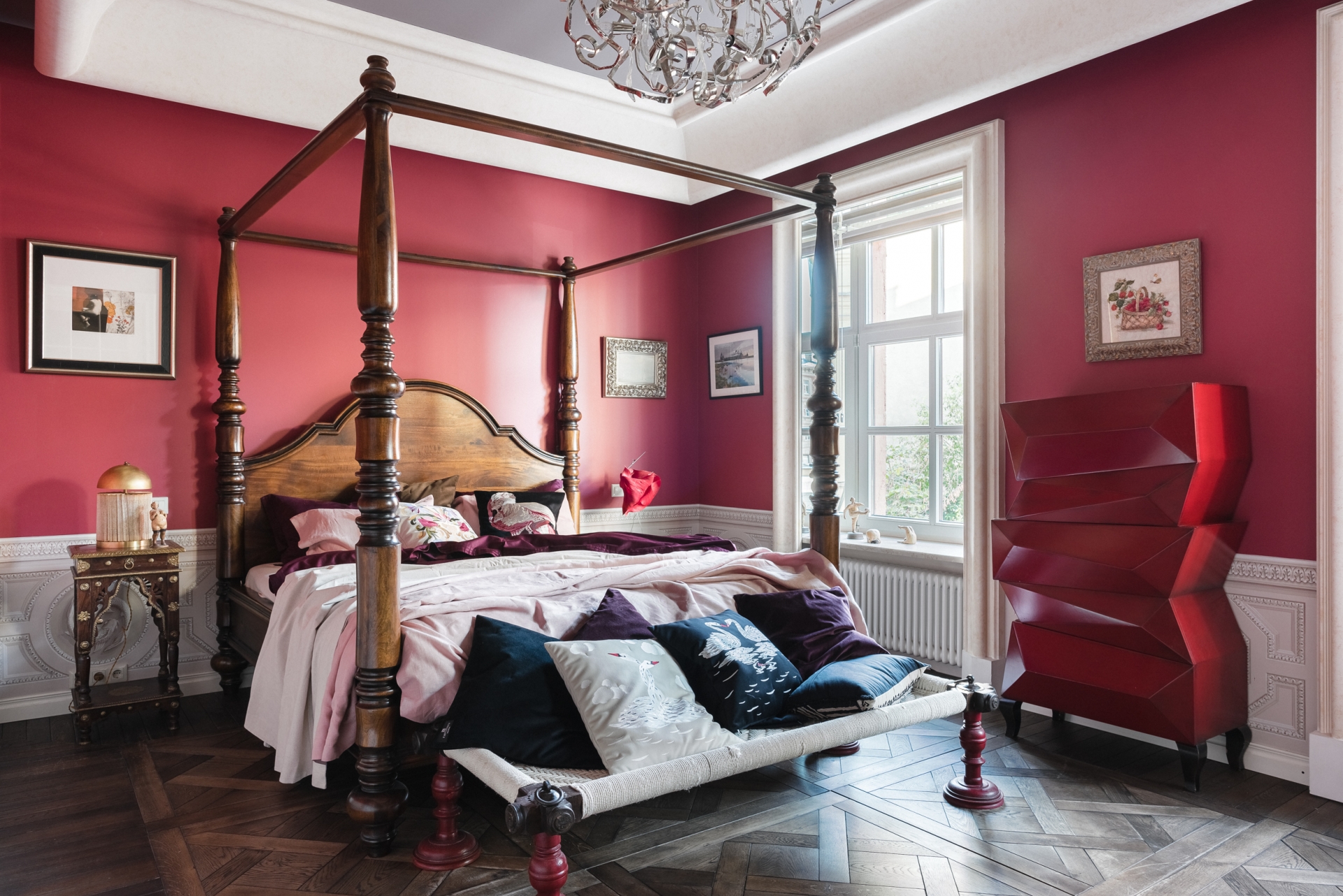 Phòng ngủ thiết kế theo phong cách cổ điển với sàn gỗ ấm áp, tường và trần là sự phối màu giữa sắc trắng - đỏ tía mang đến cảm giác ấm cúng trong tiết trời se lạnh.