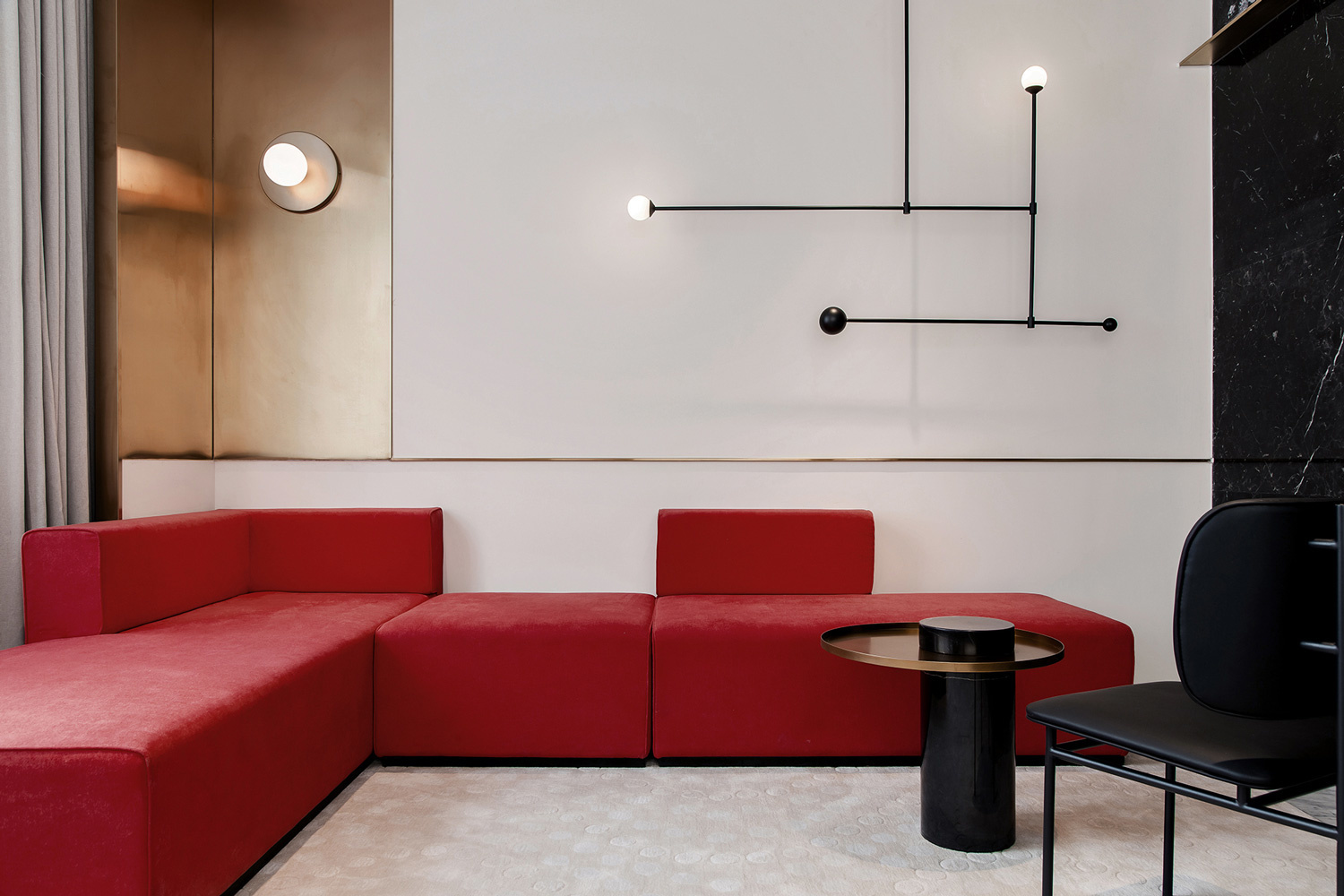 Với người yêu thích phong cách tối giản nhưng vẫn muốn tạo sự nổi bật nhất định thì kiểu sofa module màu đỏ sẽ là lựa chọn phù hợp cho phòng khách nhỏ gọn này.