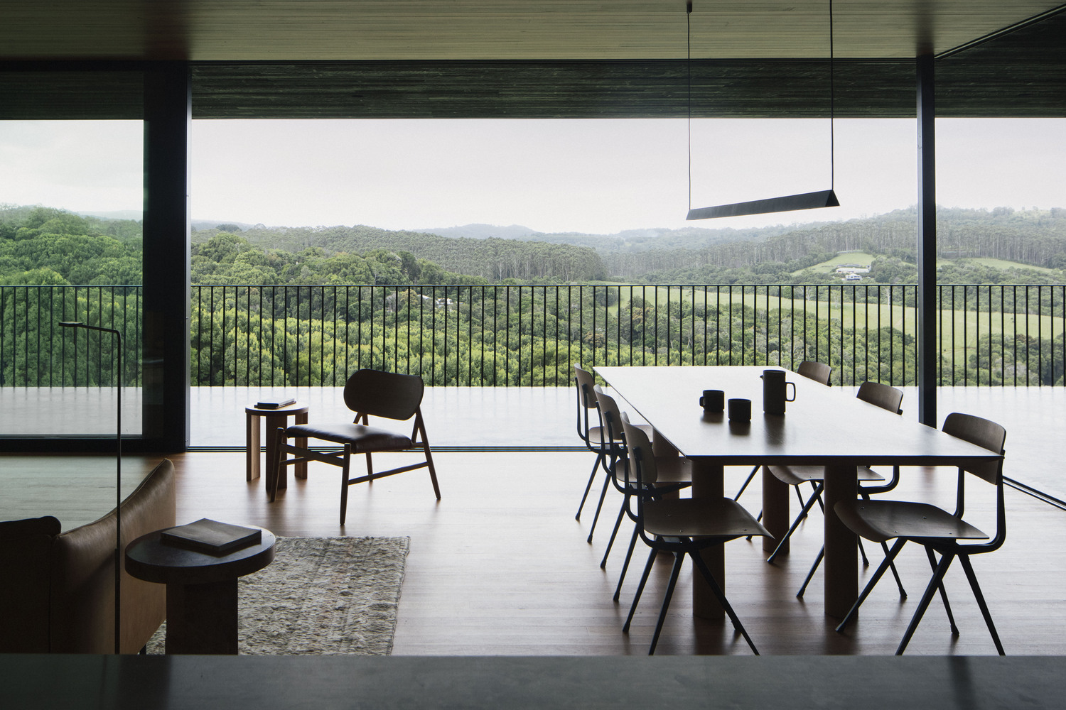 Phòng khách, phòng bếp và khu vực ăn uống được thiết kế mở cho cái nhìn thông thoáng, sàn nhà cùng nội thất gỗ được lựa chọn tạo cảm giác ấm cúng.