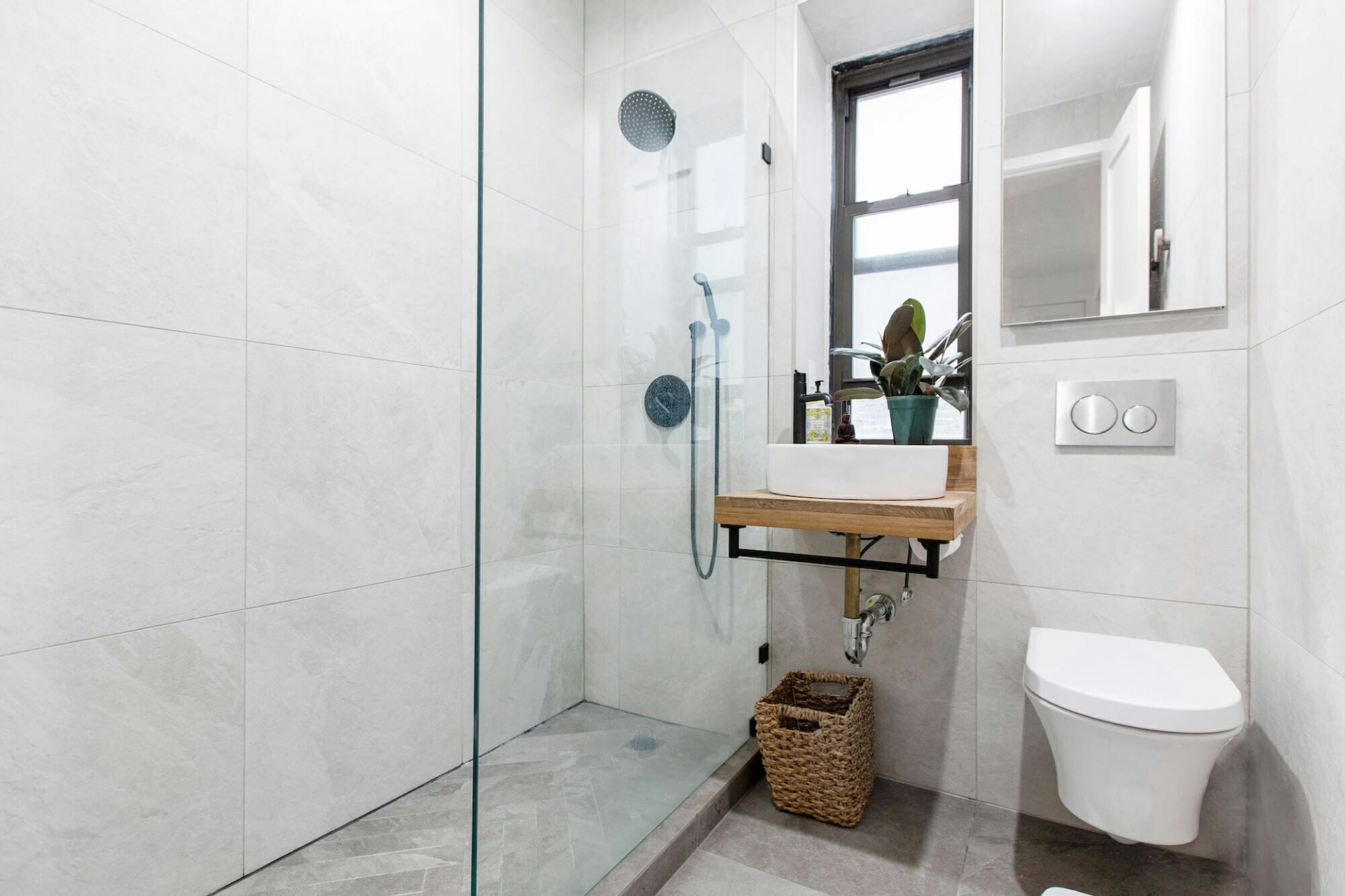 Nhiều năm trở lại đây, bồn cầu treo tường ngày càng phổ biến trong thiết kế nội thất cho phòng tắm thêm tiện nghi, hiện đại.