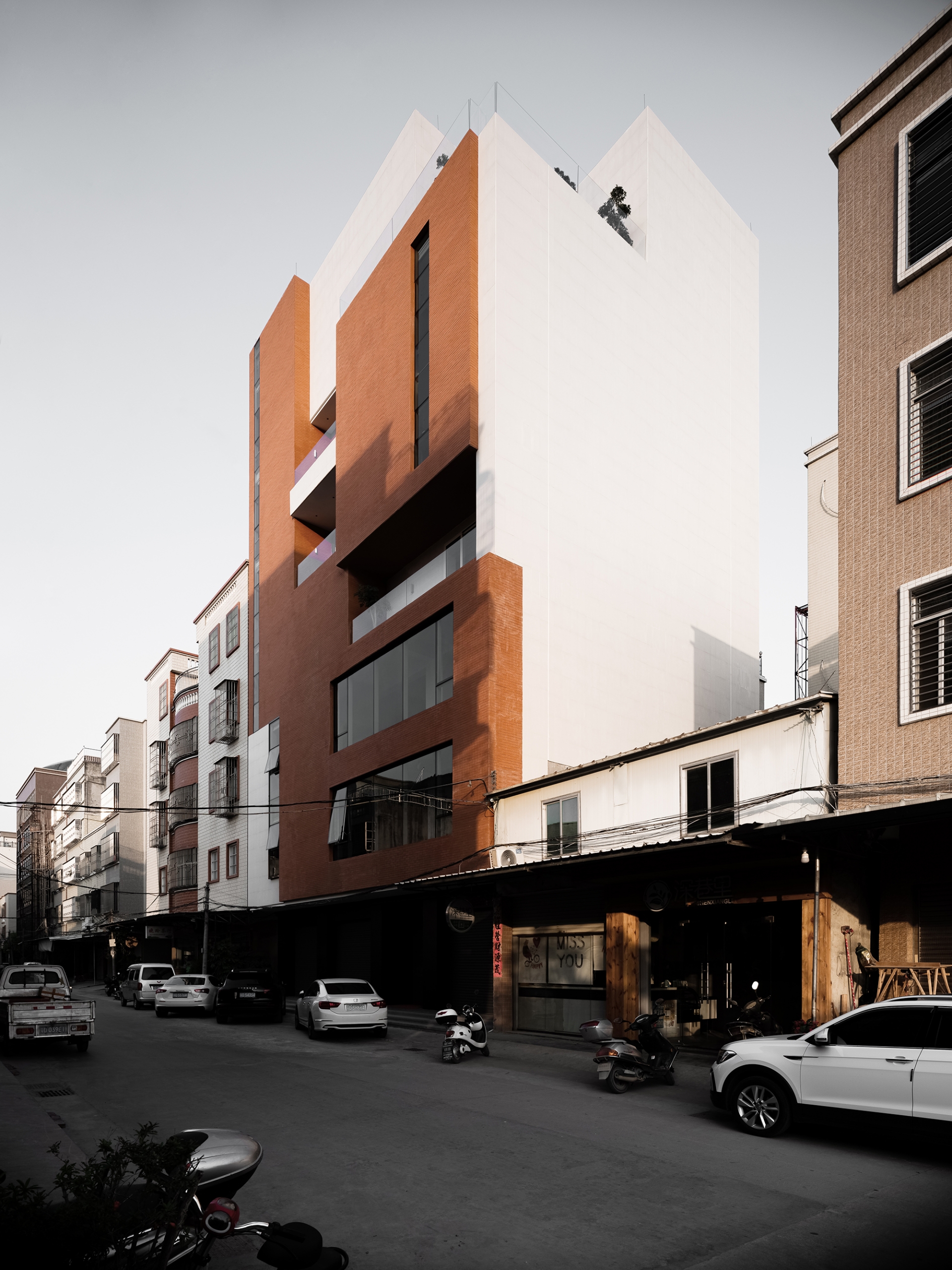 Giữa những tòa nhà hình hộp nhàm chán trong thành phố, Red Box được thiết kế để phá vỡ sự đơn điệu ấy. 