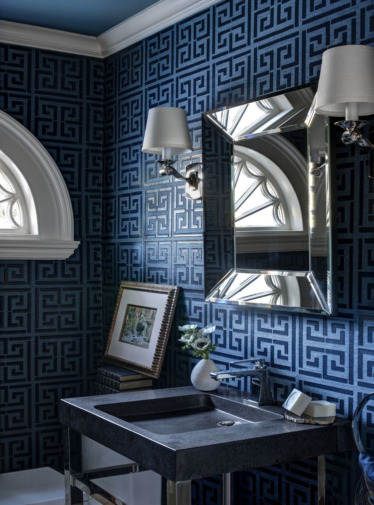Đừng ngại ngần khi sử dụng những tone màu trầm cho phòng tắm. Tùy vào phong cách tổng thể mà bạn lựa chọn gạch ốp lát phù hợp. Căn phòng này sử dụng gạch xanh lam hoa văn Hy Lạp, kết hợp cửa mái vòm và bồn rửa thô mộc cổ điển.