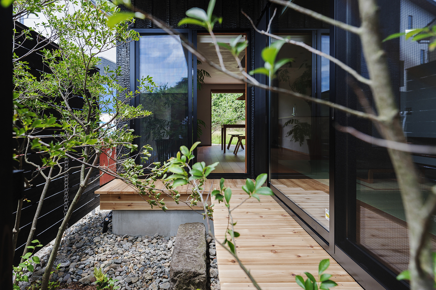 Khoảng sân bên trong nhà được thiết kế khép kín để bạn có thể thoải mái dạo bước giữa cây cối vươn mình trong nắng, nghỉ ngơi thư giãn mà không cần lo lắng đến sự riêng tư. 