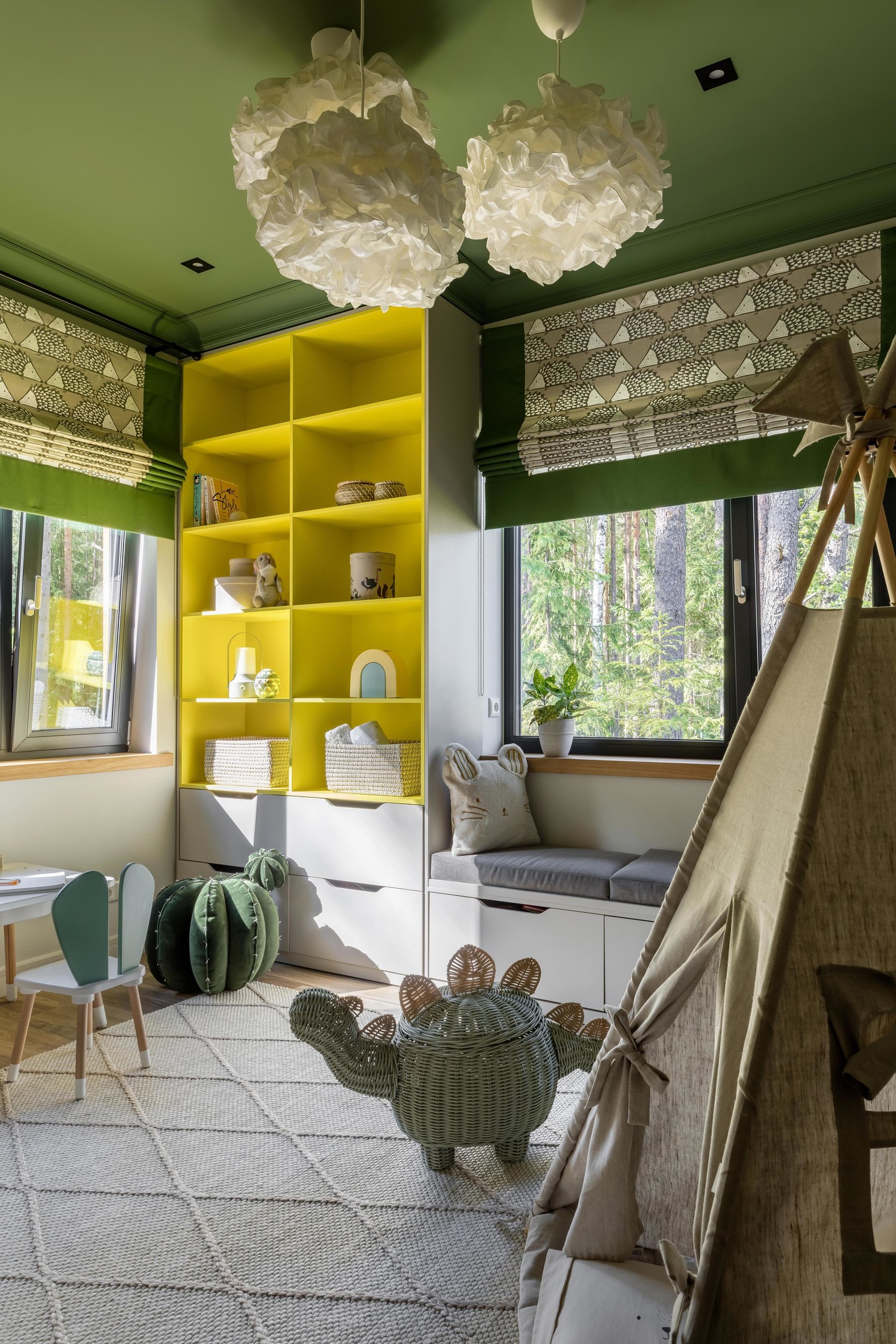 Phòng của trẻ em cũng là không gian phù hợp để thử nghiệm cặp đôi xanh lá - vàng vì sự trẻ trung mà nó mang lại. Sơn trần và rèm cửa xanh kết hợp kệ lưu trữ màu vàng cho bé yêu thêm thích thú không gian nhỏ của mình.