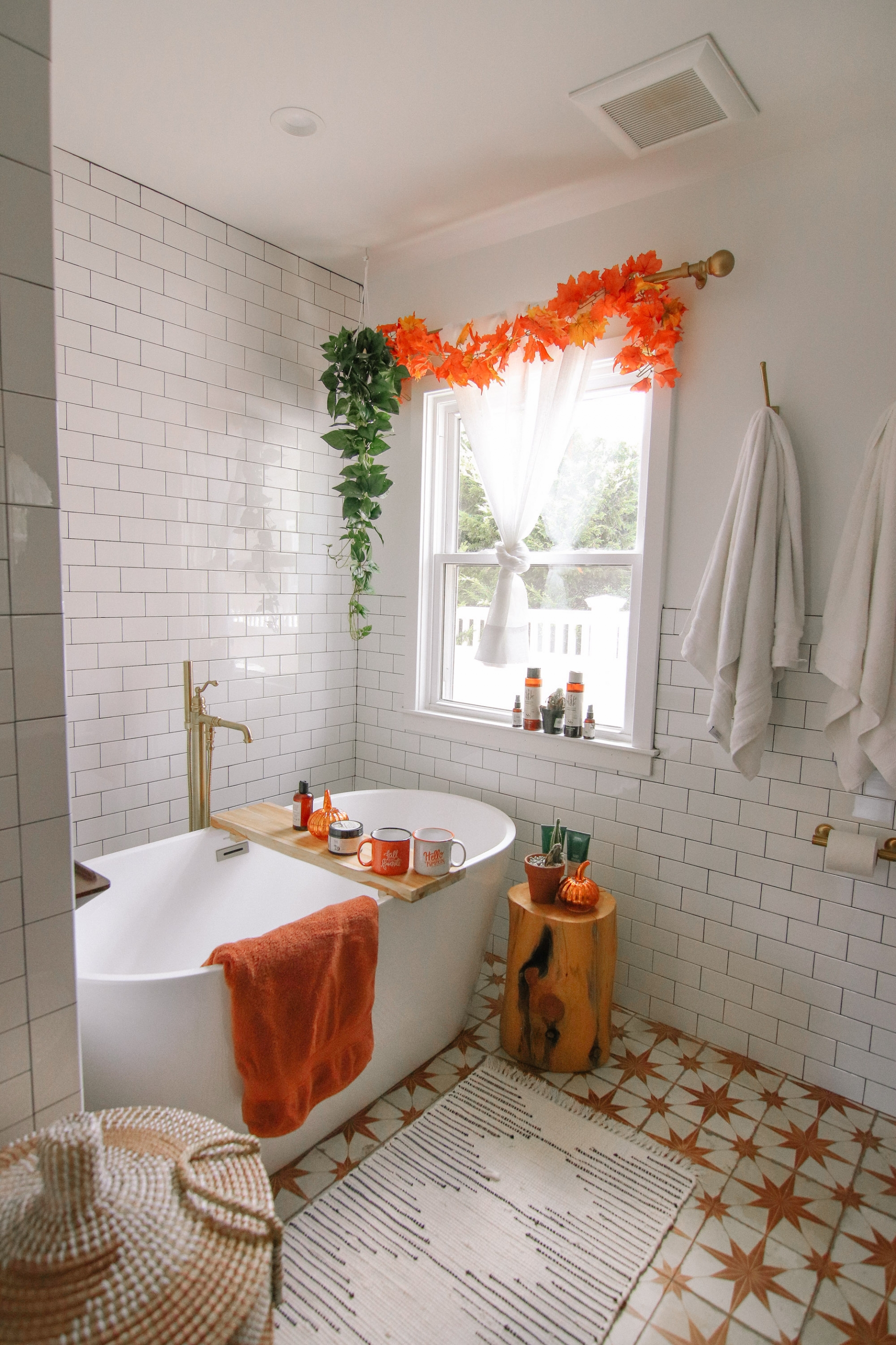 Nếu yêu thích sự năng động, bạn hãy thay thế gam màu trung tính bằng sắc cam rực rỡ như phòng tắm này. Cửa sổ, sàn nhà, khăn tắm, ly tách đều vô cùng nổi bật.