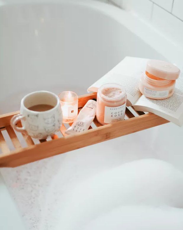 Cuối cùng, đừng bỏ qua khu vực bồn tắm. Một chiếc khay gỗ bắc ngang với cốc cacao nóng, nến thơm và làn nước ấm sẽ cho bạn cảm giác như đang thư giãn tại spa.