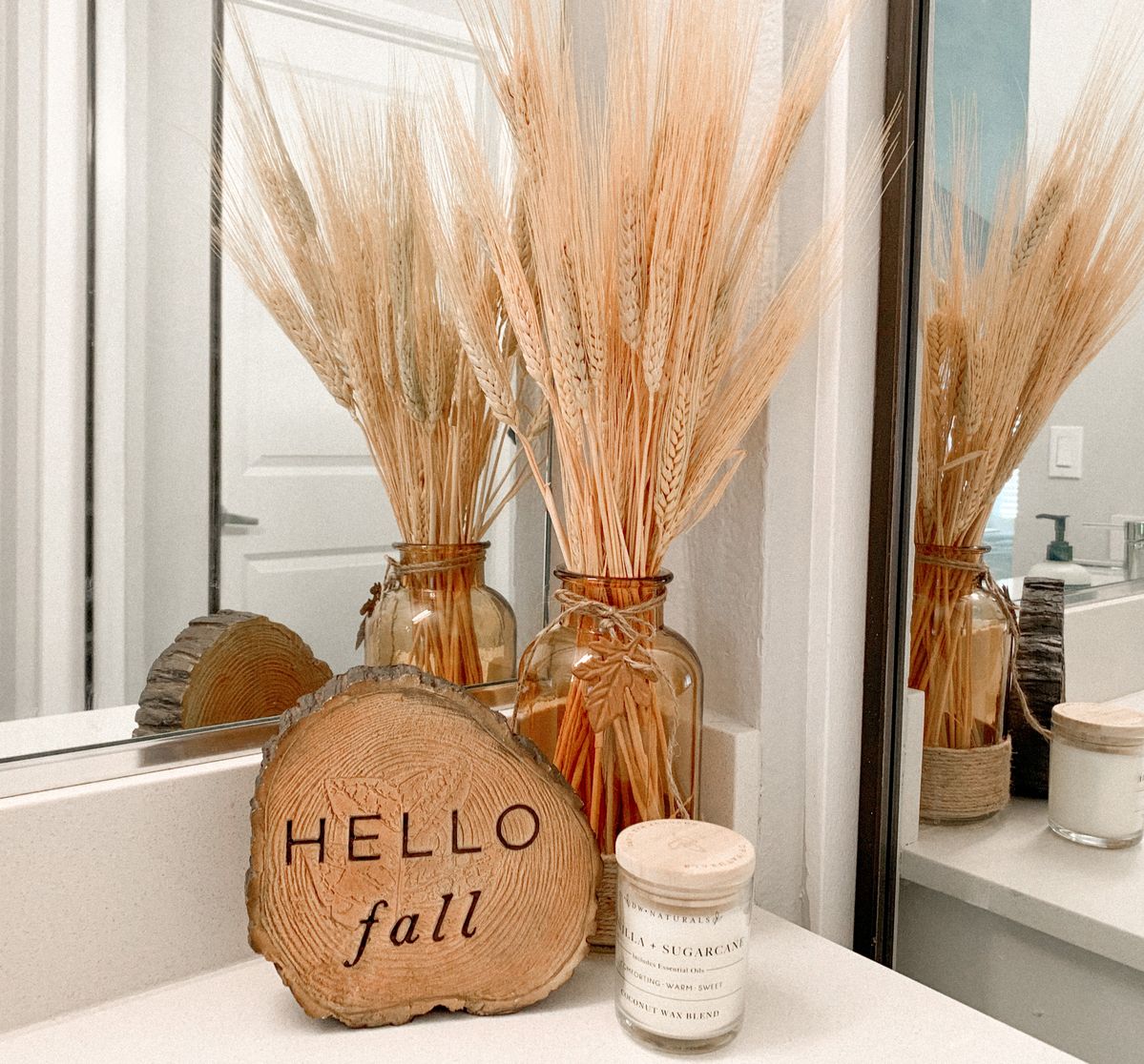 Bạn từng trang trí nhà với cây lúa mì chưa? Nếu chưa, hãy “bắt chước” phòng tắm này nhé. Khúc gỗ 'Hello Fall' kết hợp lúa mì cho không gian mộc mạc đón Thu về. 