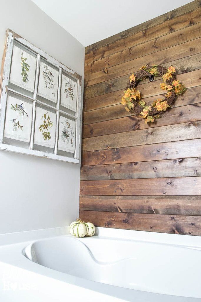 Nếu khéo tay, bạn hãy kết một vòng hoa khô trang trí trên bức tường phòng tắm, tận dụng sơn trắng để tô điểm cho quả bí ngô và khung cửa cũ như chủ nhân này. 