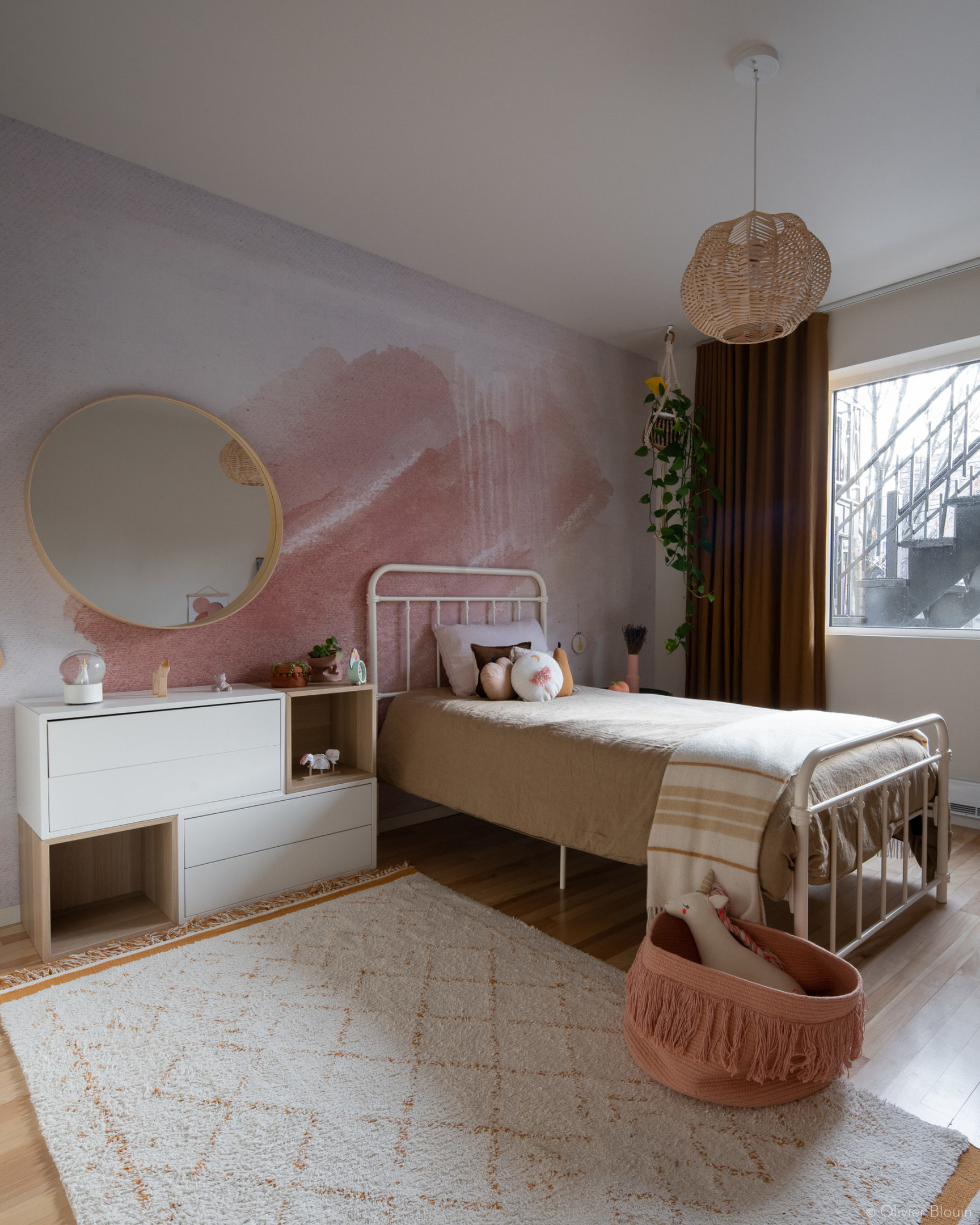 Phòng ngủ của bé gái với tone màu trắng - hồng phấn ngọt ngào, nữ tính. Bên cạnh chiếc giường là tấm thảm mềm mại trên sàn gỗ ấm áp, có cả bàn phấn và gương soi dùng được từ khi bé đến lúc tuổi teen cơ đấy!