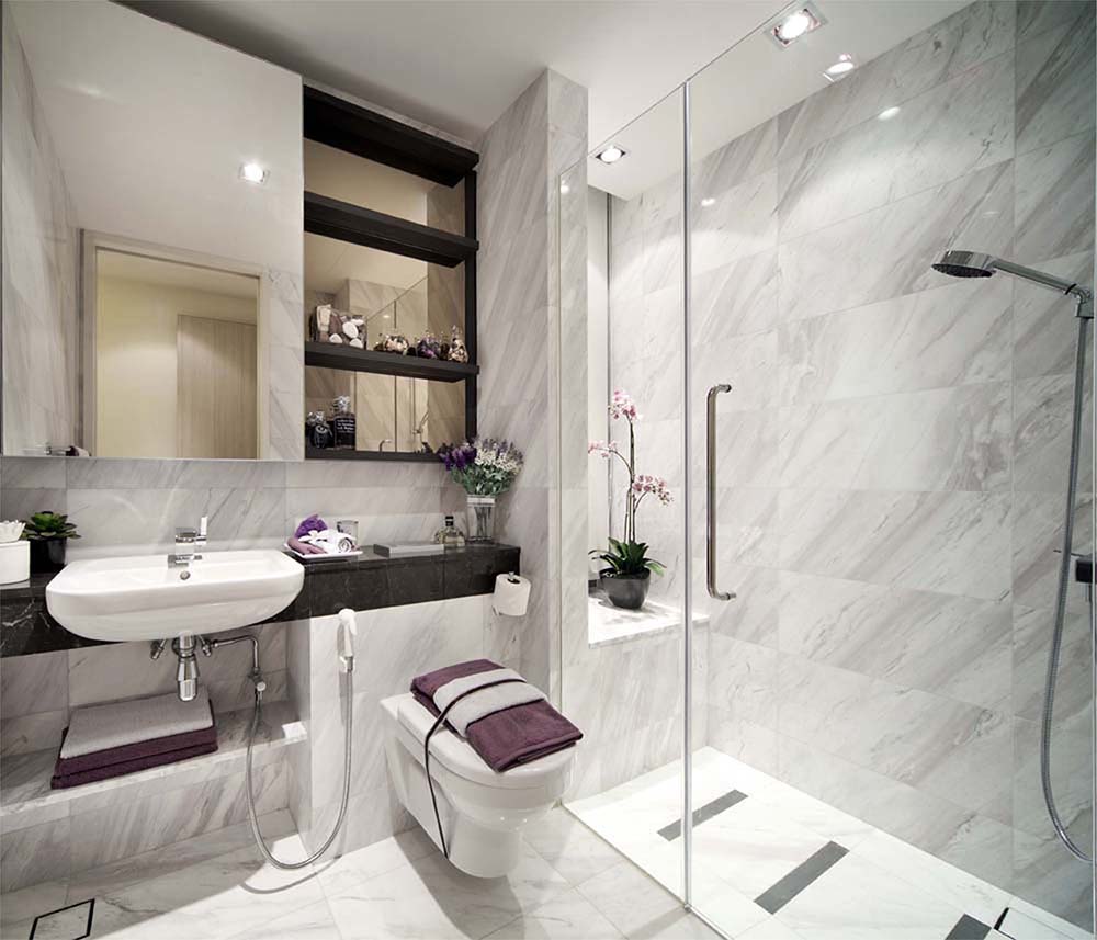 Phòng tắm nhỏ nên chọn đèn âm trần để tiết kiệm diện tích, tạo cảm giác trần nhà cao và thoáng sáng hơn.